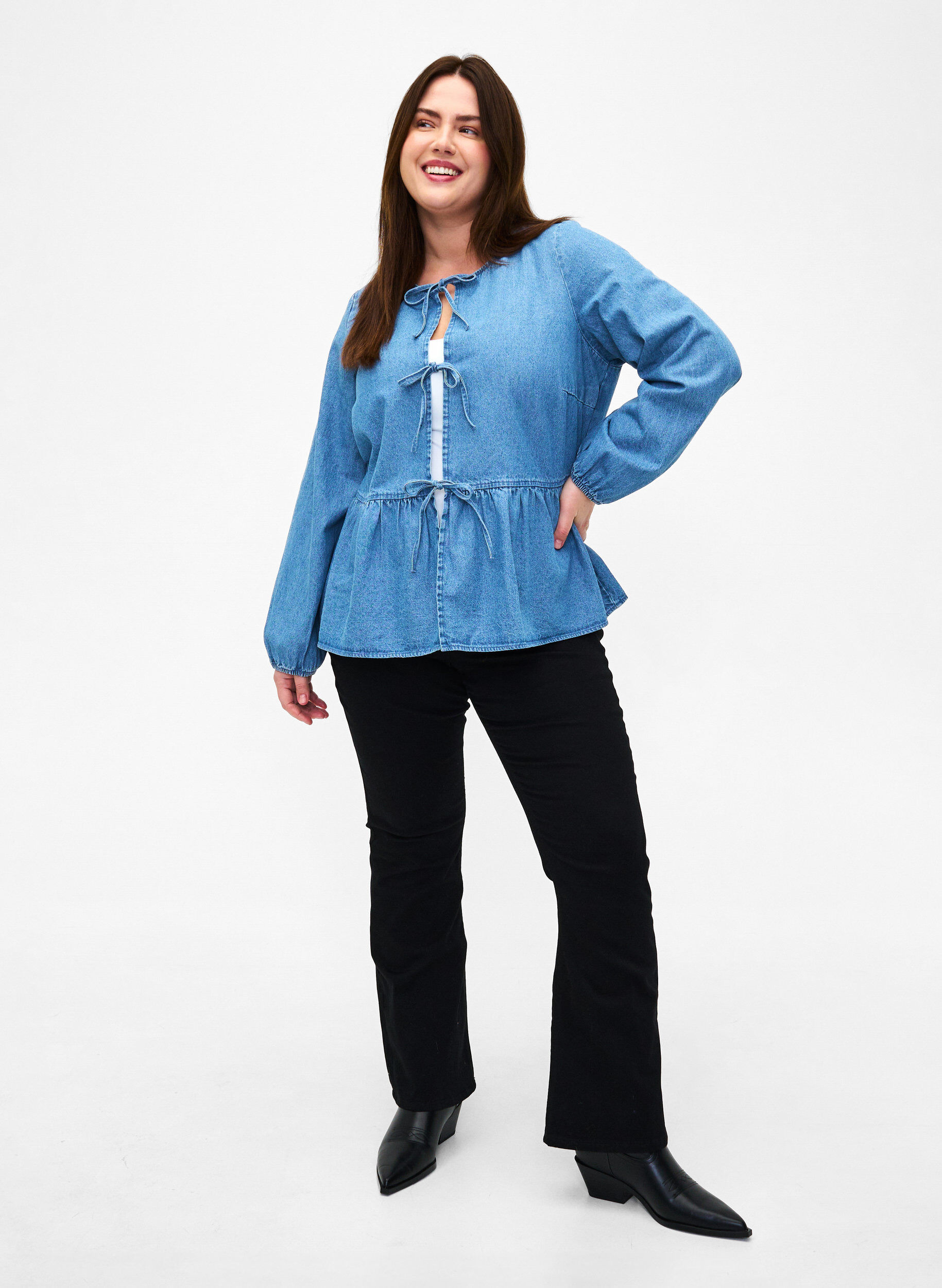 Zizzi Denim peplum blouse met striksluiting, Light Blue Denim, Model image number 2