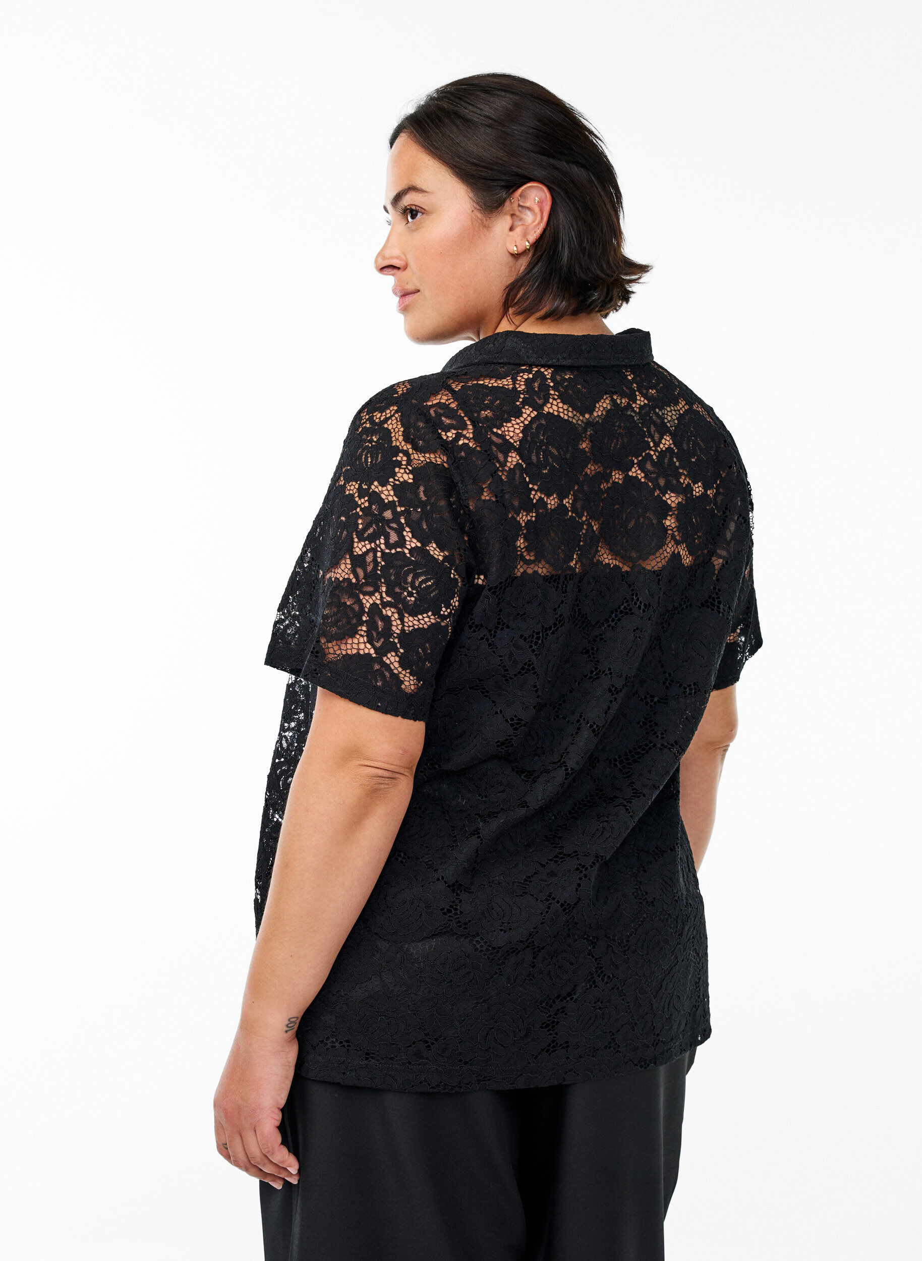 Zizzi Kanten blouse met een kraag en V-hals, Zwart, Model image number 2