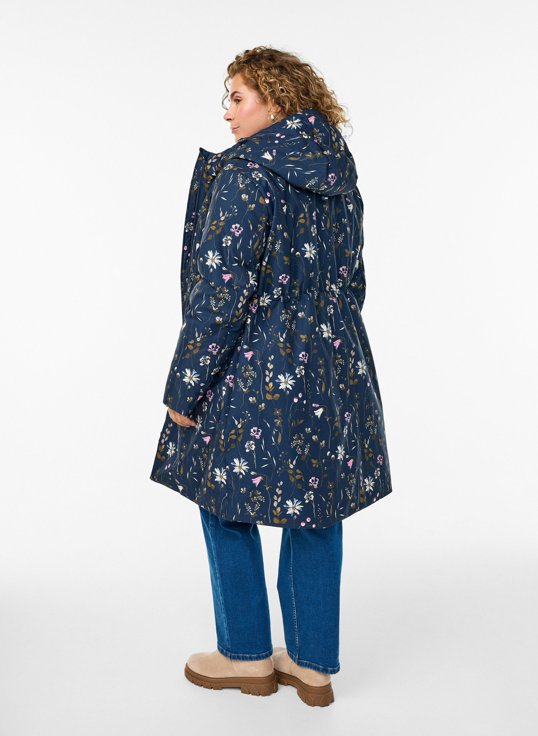 Zizzi Gewatteerde winterjas met bloemenprint, Blauw, Model image number 2
