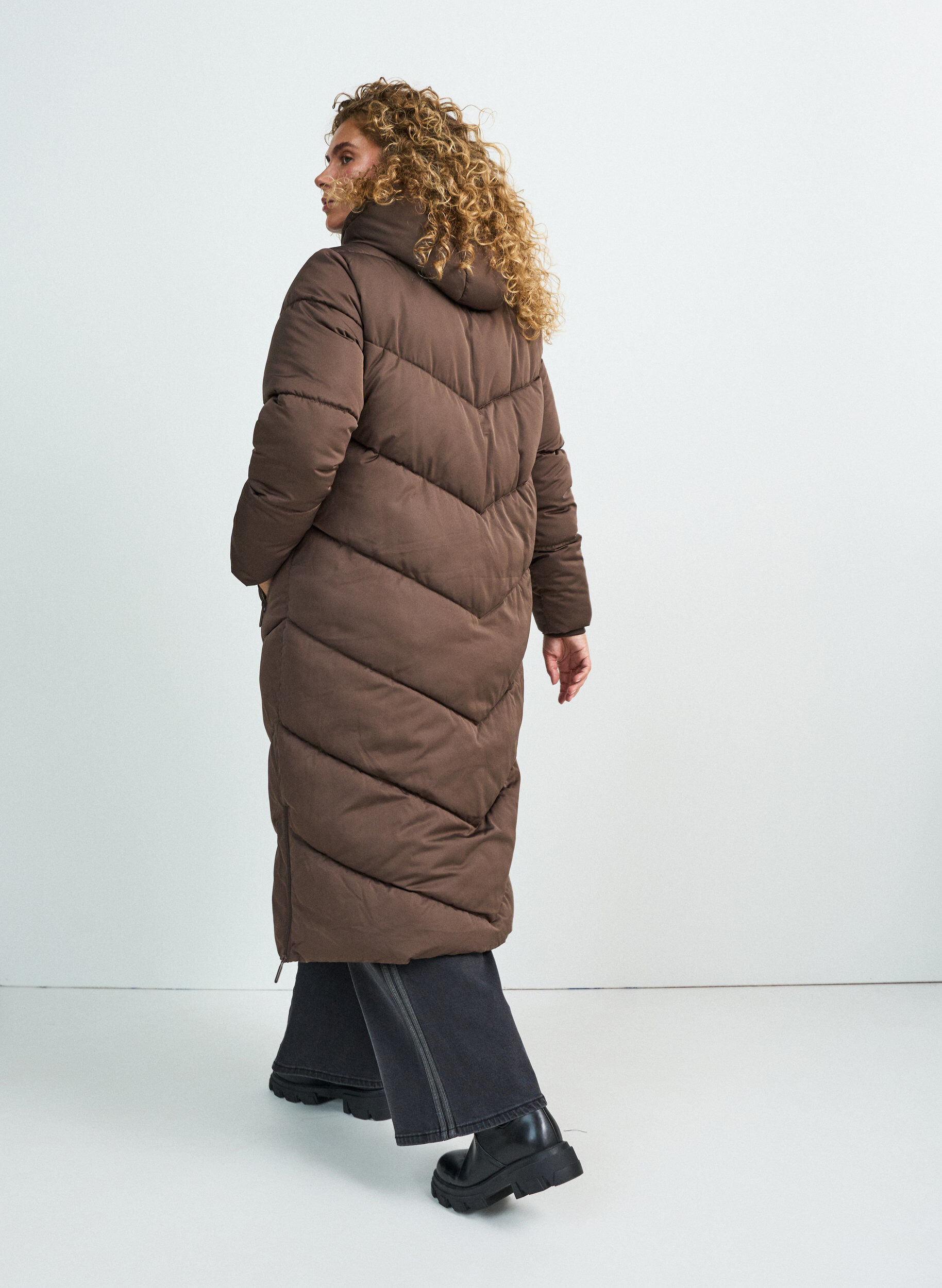ZizziLange pufferjas met capuchon en zakken, Bruin, Model image number 1
