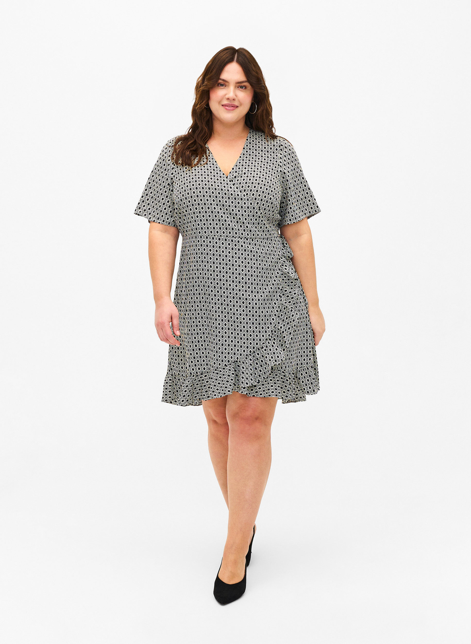 Zizzi FLASH - Wikkeljurk met korte mouwen, Black White Graphic, Model image number 2