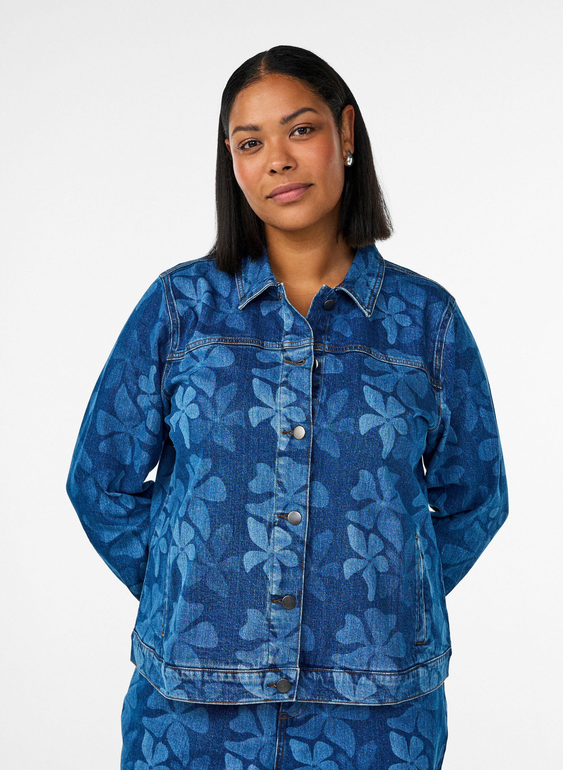 Zizzi Denimjack met bloemenpatroon, Blauw, Model image number 0