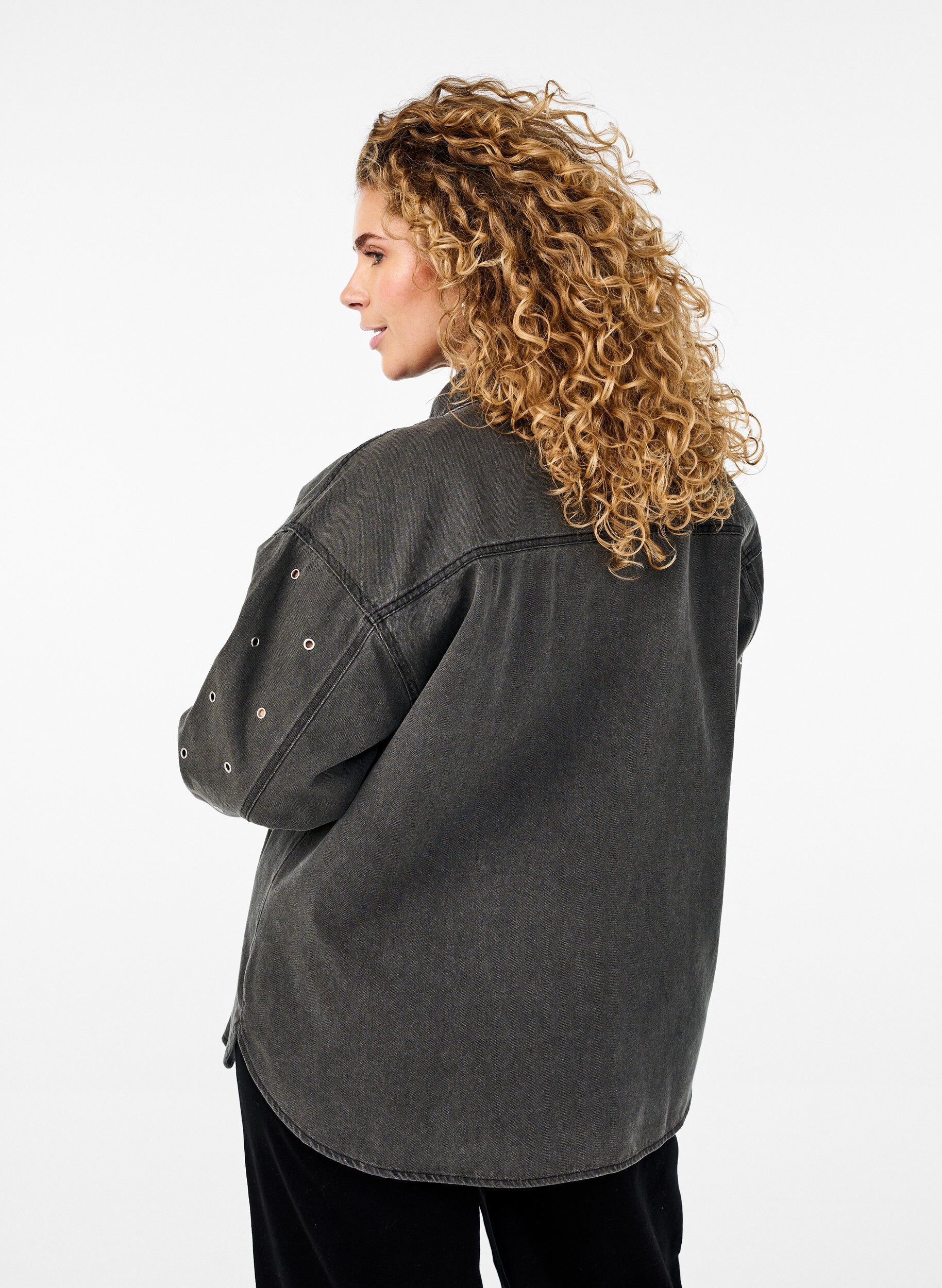 Zizzi Denim shirt met oogjes op de mouwen, Grey Denim, Model image number 1