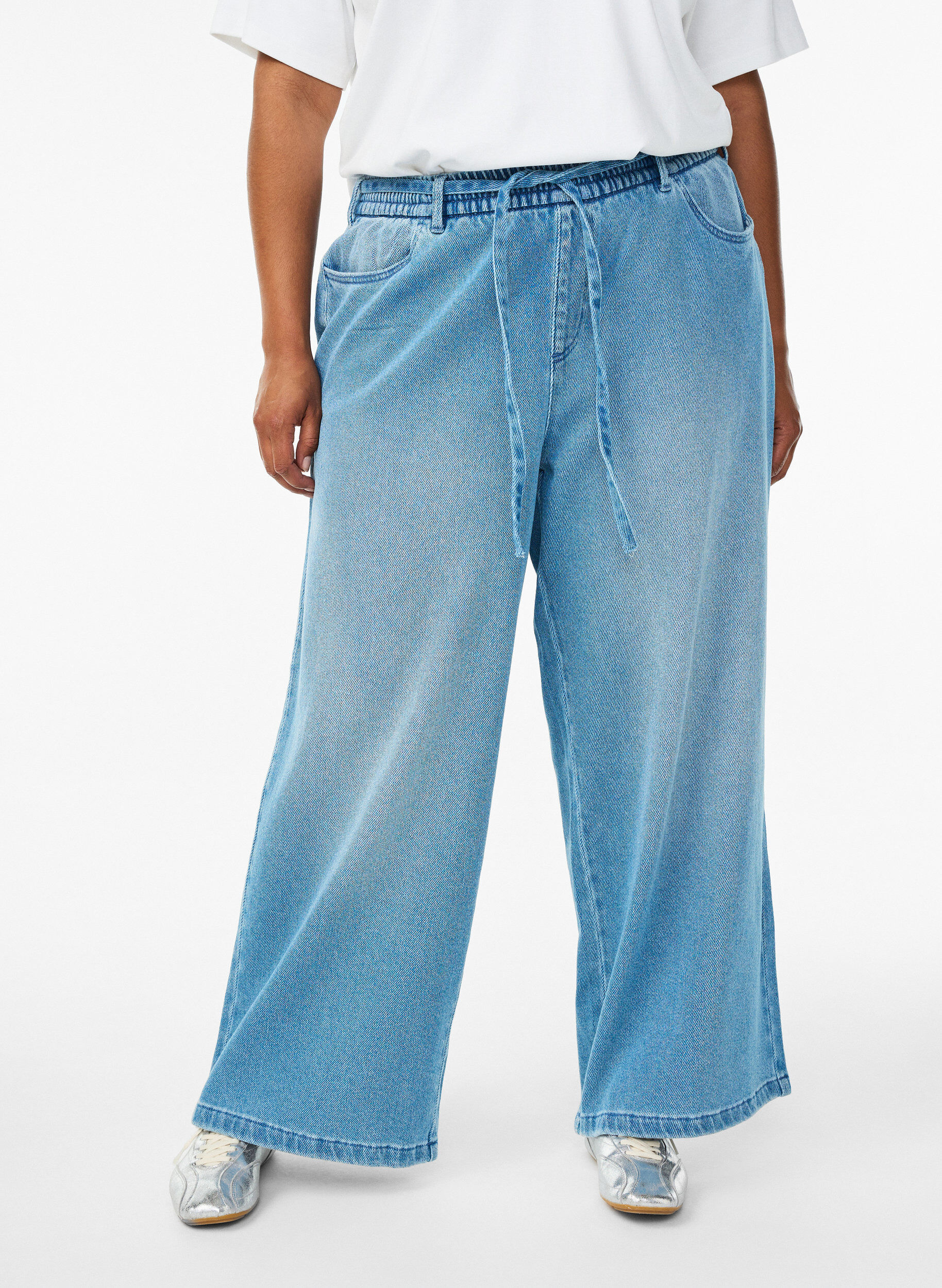 Zizzi Losse pasvorm jeans met een elastische tailleband en een trekkoord, Blauw, Model image number 2
