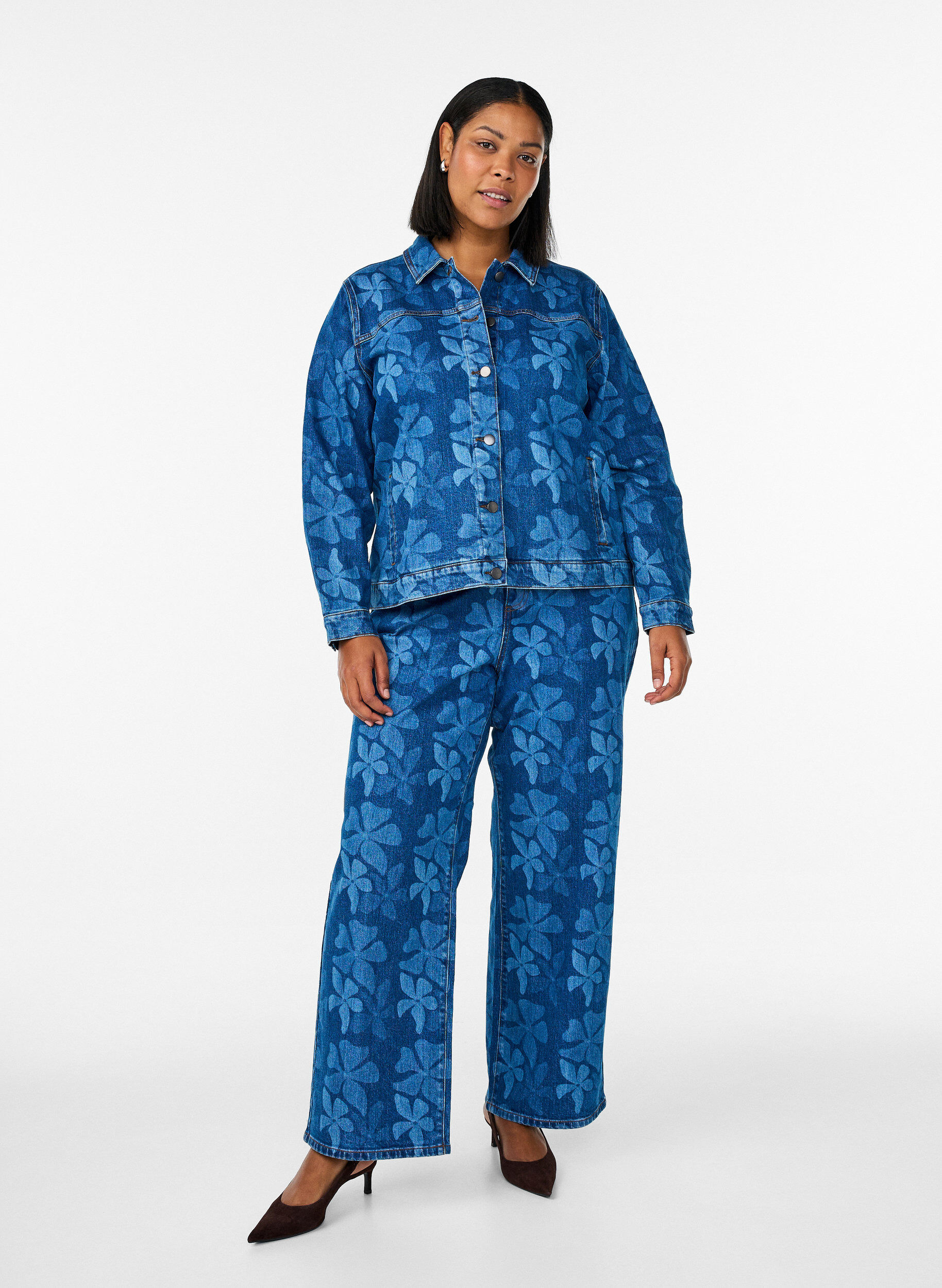Zizzi Denimjack met bloemenpatroon, Blauw, Model image number 1