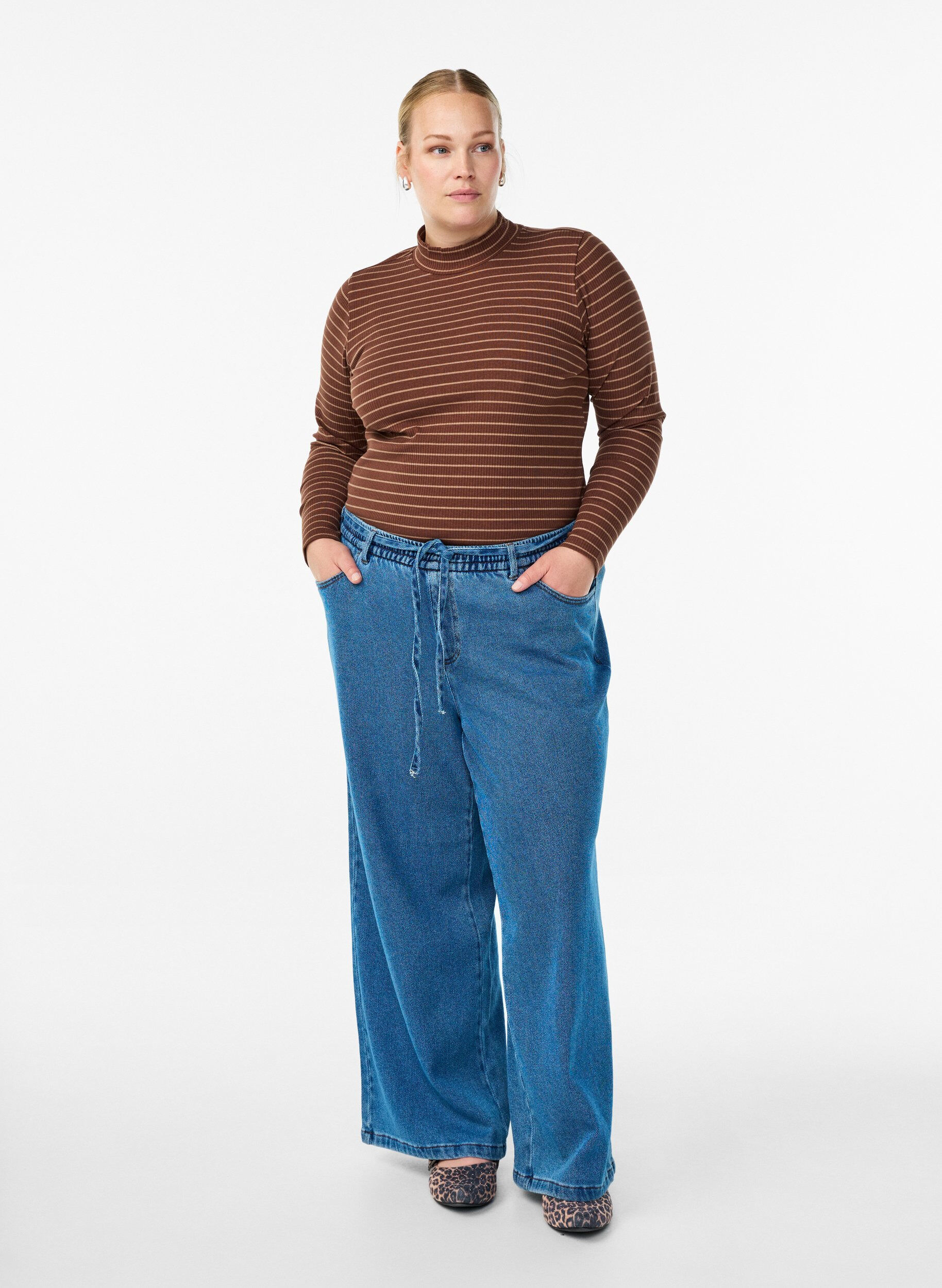 Zizzi Geribde gestreepte jersey blouse met een hoge hals, Bruin, Model image number 1