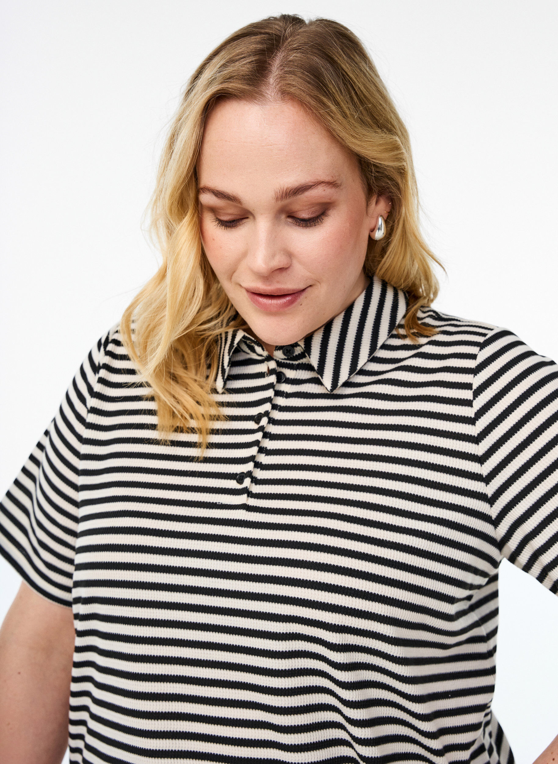 Zizzi Gestreept poloshirt met korte mouwen, Zwart, Model image number 3