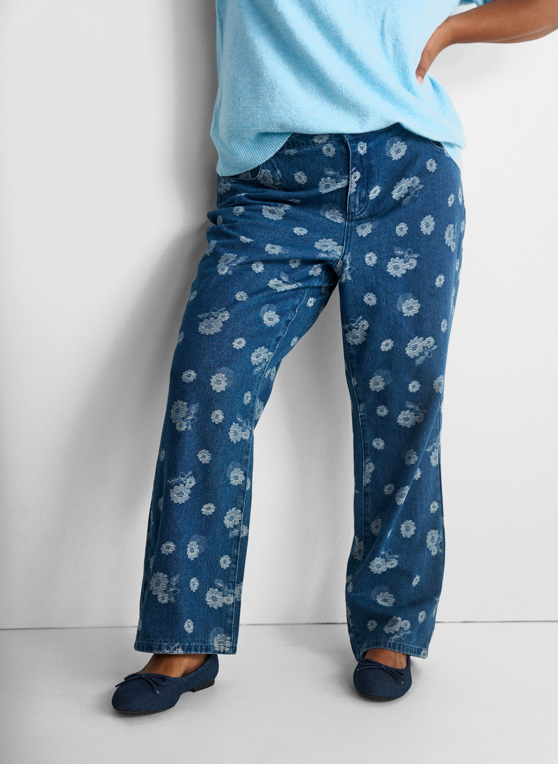 Zizzi Gemma high-waist bloemen jeans, Blauw, Model image number 3