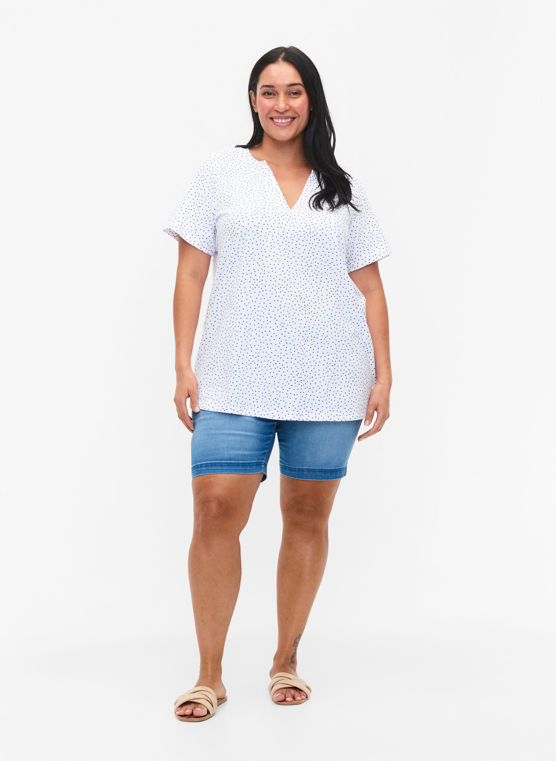 Zizzi Katoenen t-shirt met stippen en V-hals, B.White/S.T.W Dot, Model image number 2
