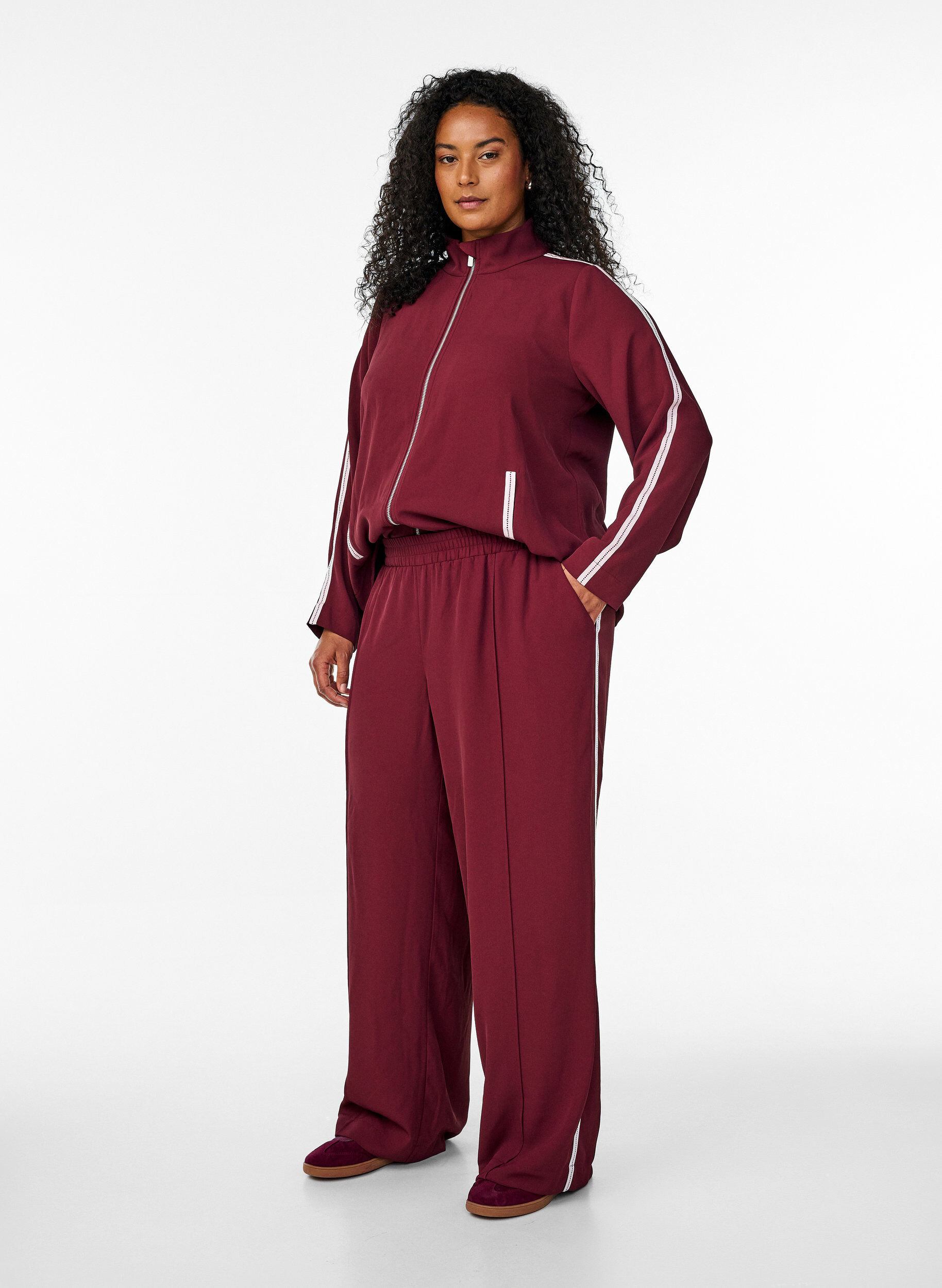 Zizzi Sportieve broek met rechte pijpen en zijstrepen, Donker Bordeaux, Model image number 0