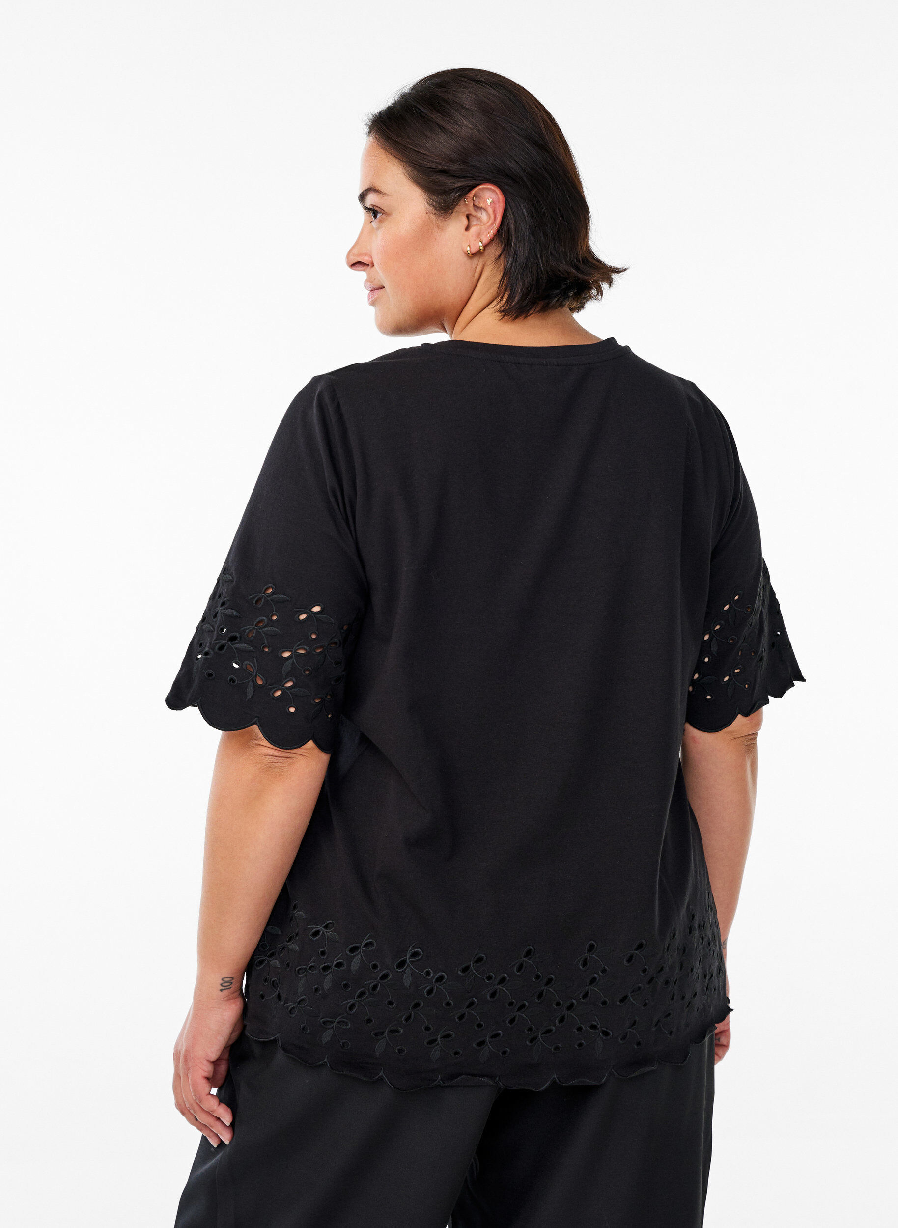 Zizzi T-shirt met broderie anglaise en geschulpte randen, Zwart, Model image number 2