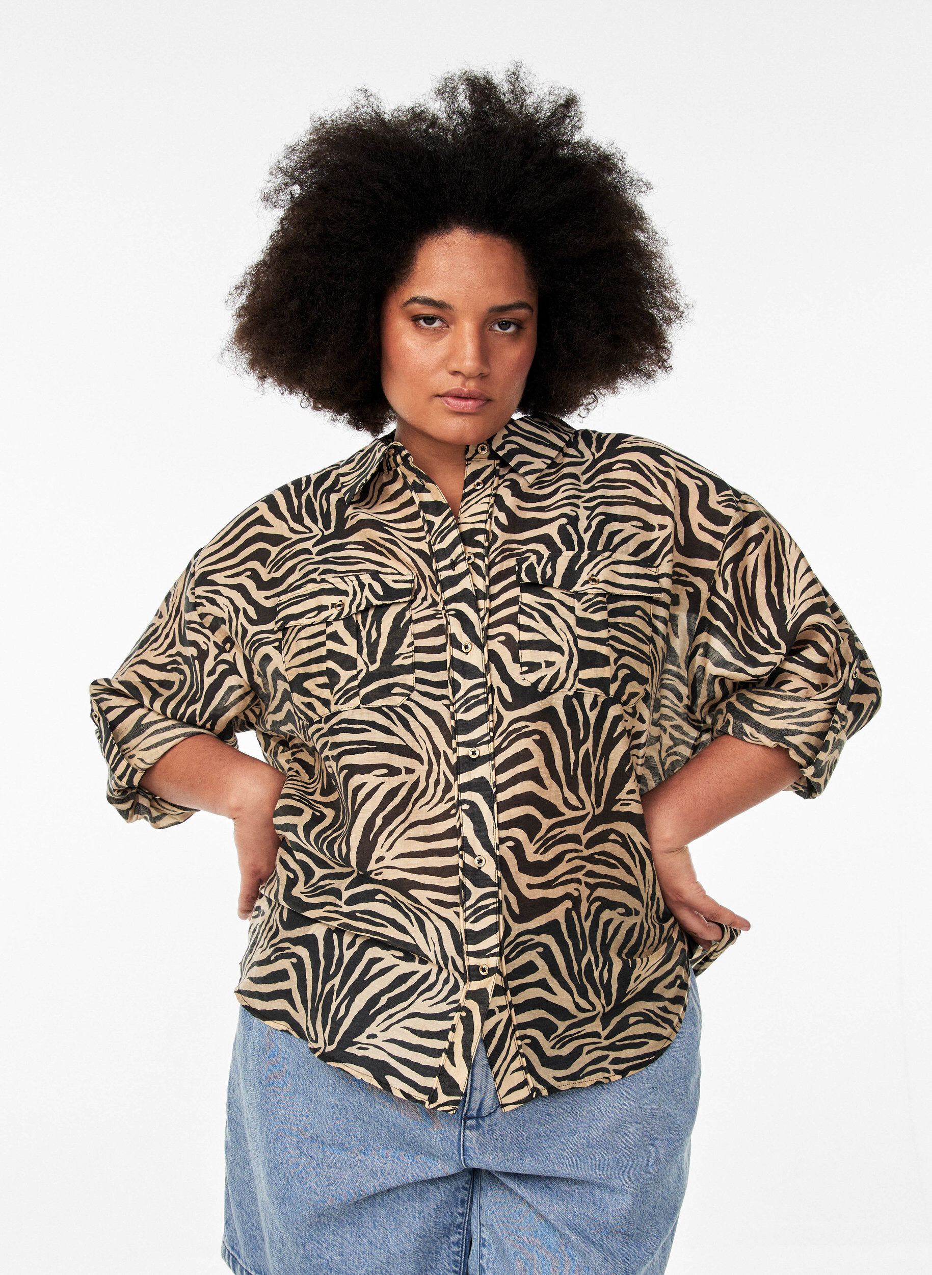 Zizzi Los shirt met dierenprint en borstzakken, Zwart, Model image number 0