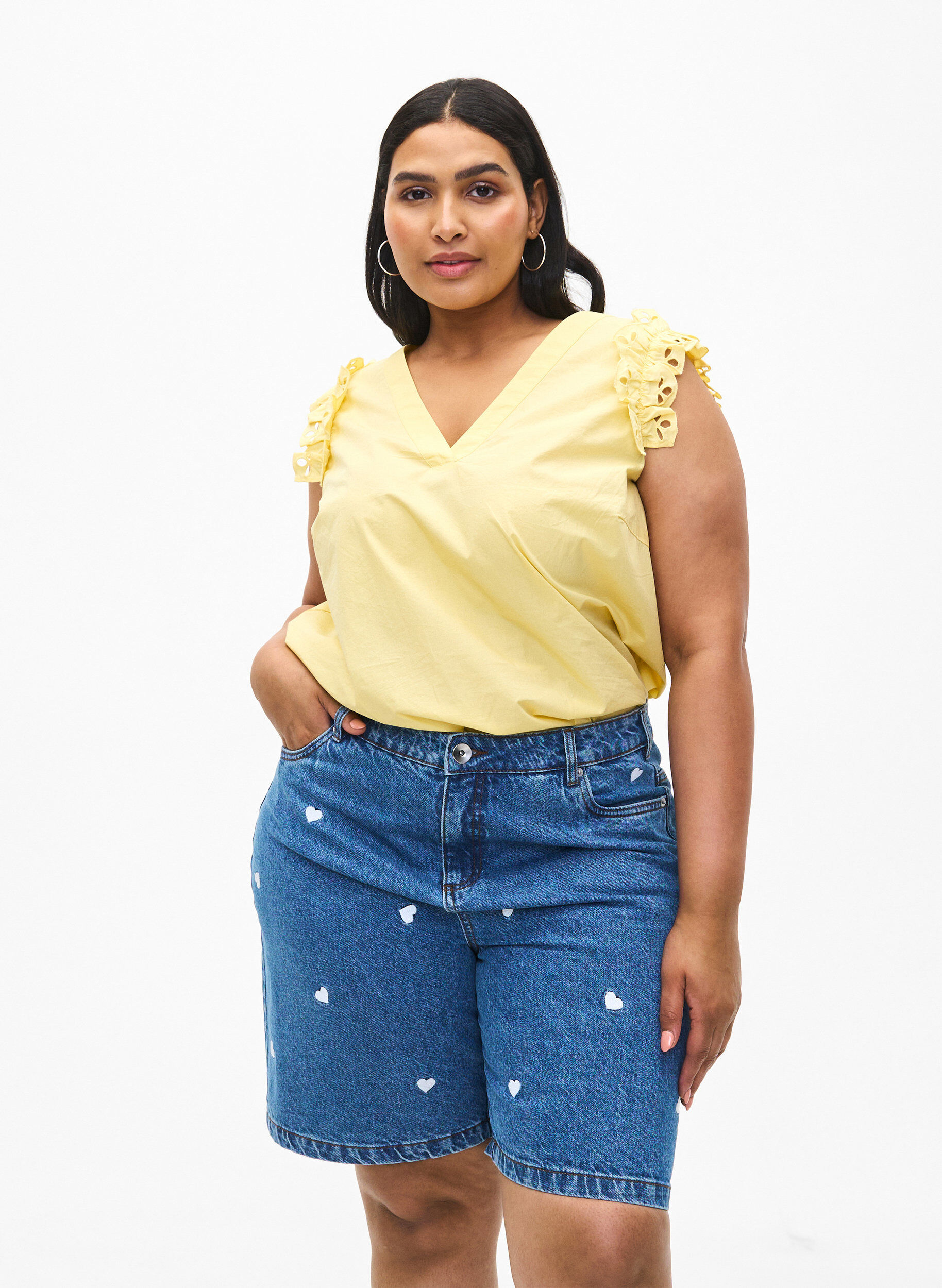 Zizzi Korte spijkerbroek met hoge taille en geborduurde hartjes, Blauw, Model image number 0