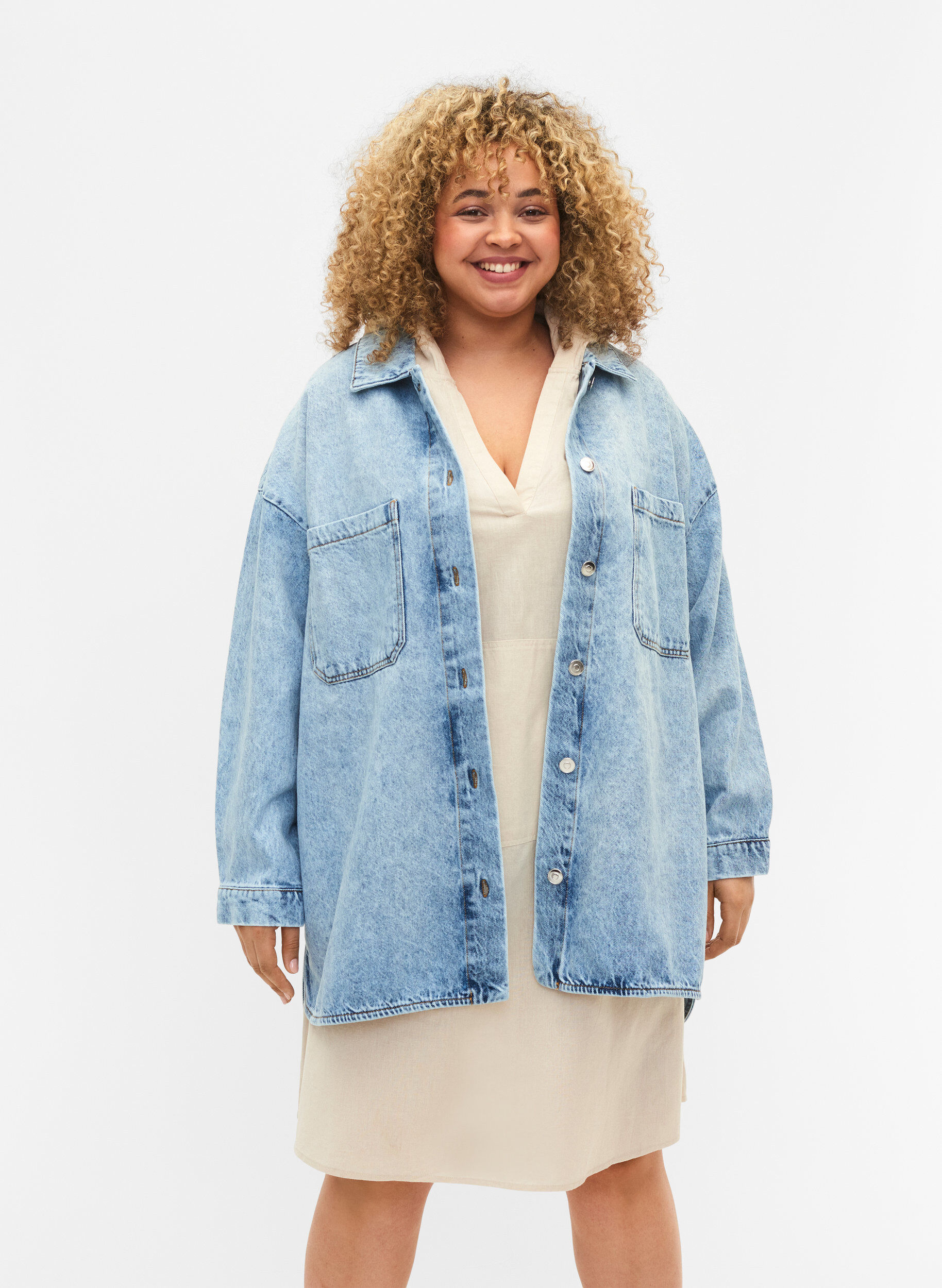 Zizzi Loszittend spijkerjack met knopen, Light blue denim, Model image number 0