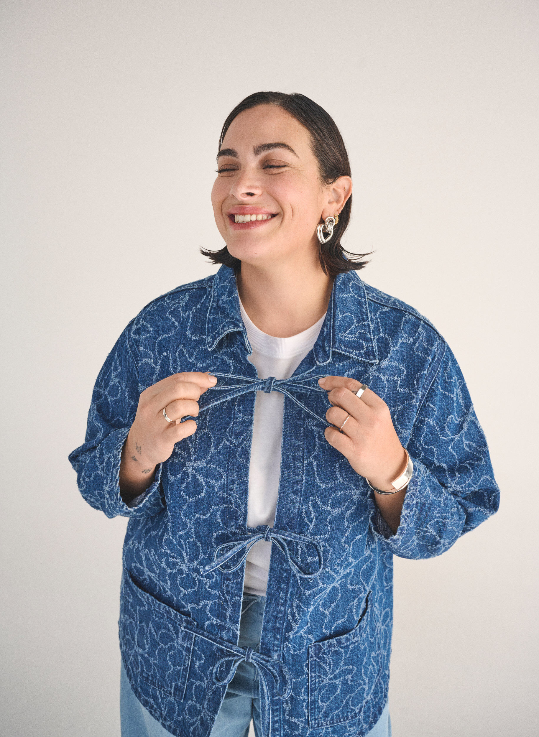 Zizzi Spijkerjack met striksluiting en zakken, Blue Denim Destroy, Image image number 0