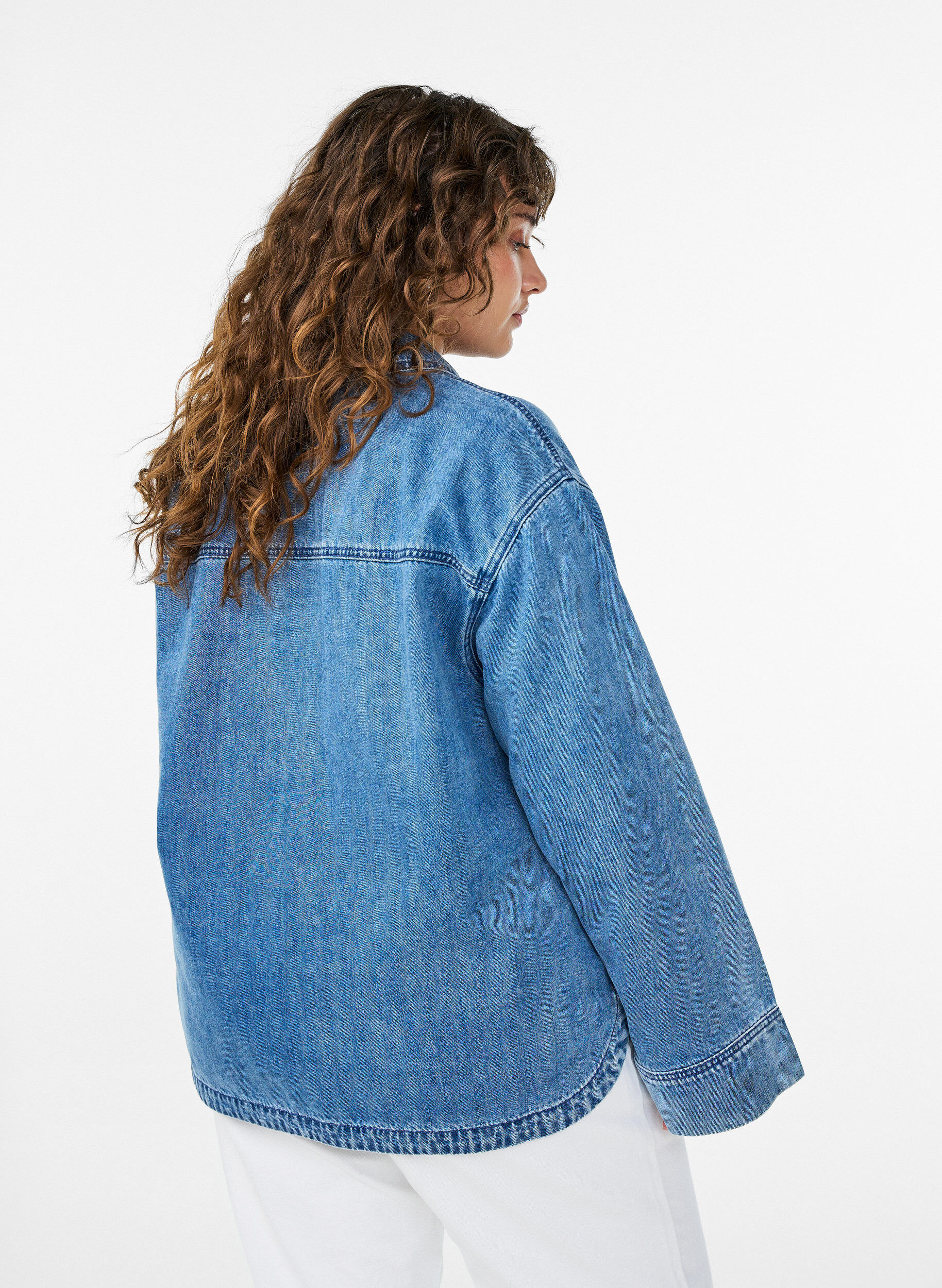 Zizzi Losse denim blouse met kraag en V-hals, Blauw, Model image number 2