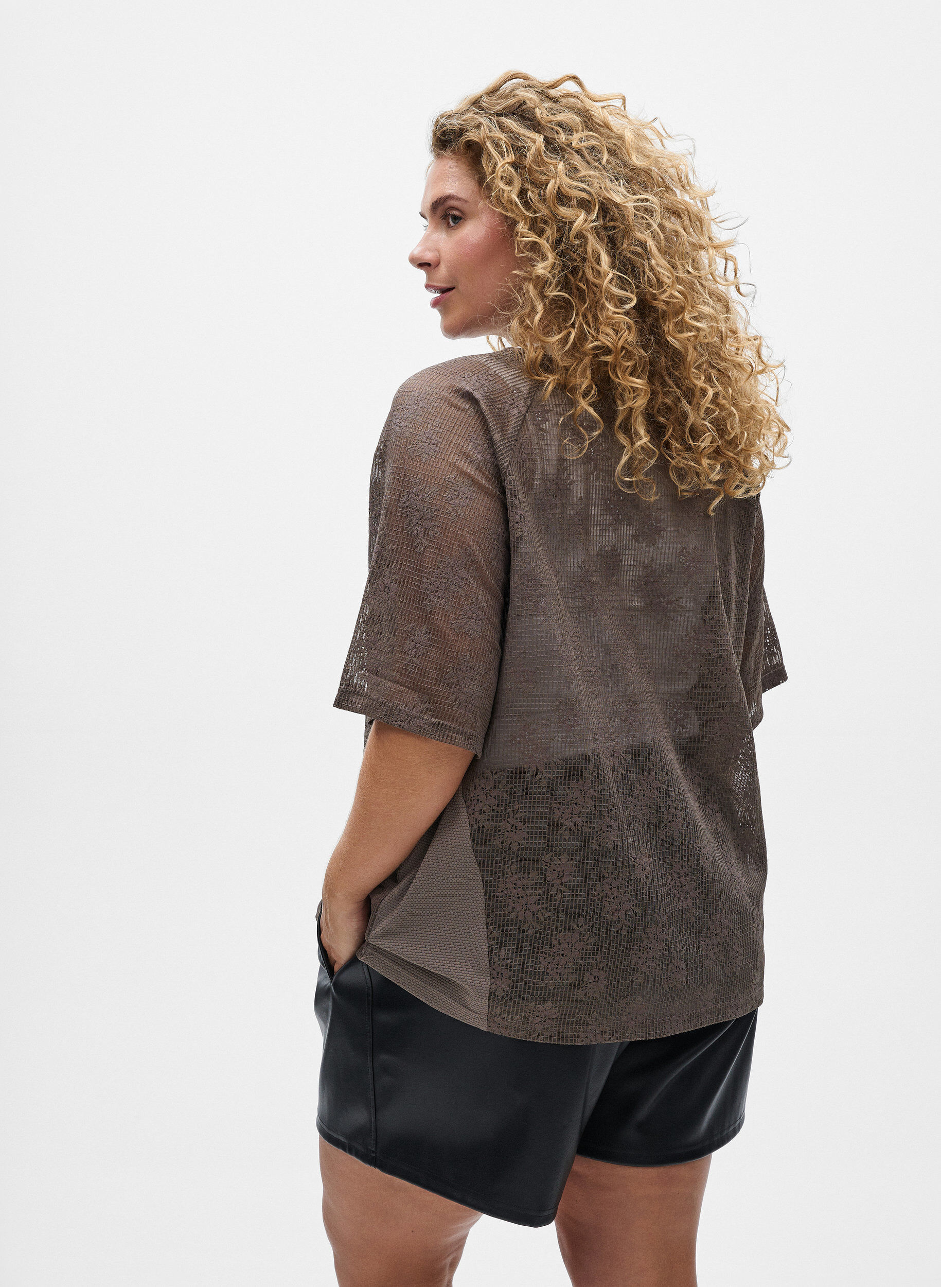 Zizzi Losse imitatieleer shorts met elastische tailleband, Zwart, Model image number 2