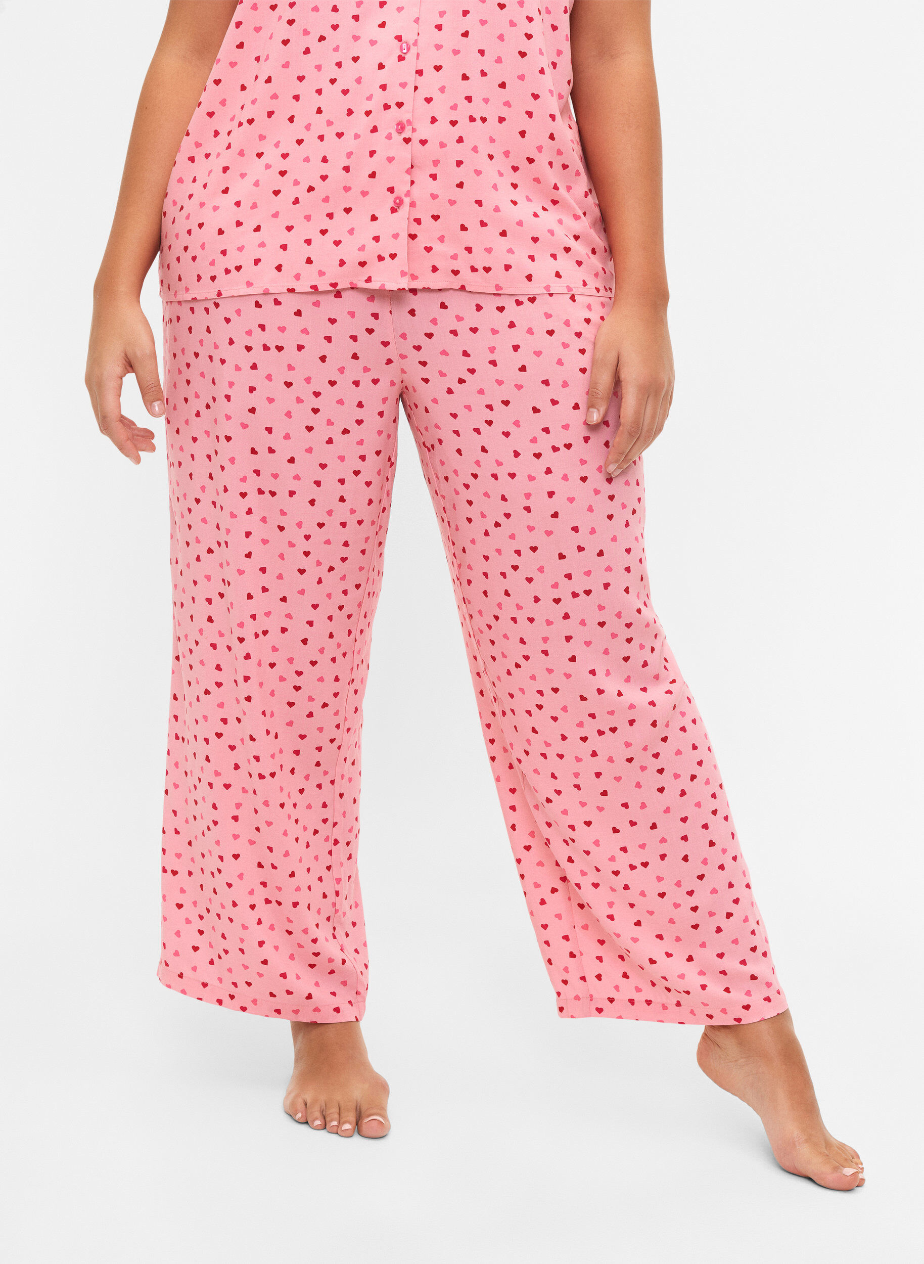 Zizzi Los vallende viscose broek met all-over print, Pink Icing W. hearts, Model image number 2