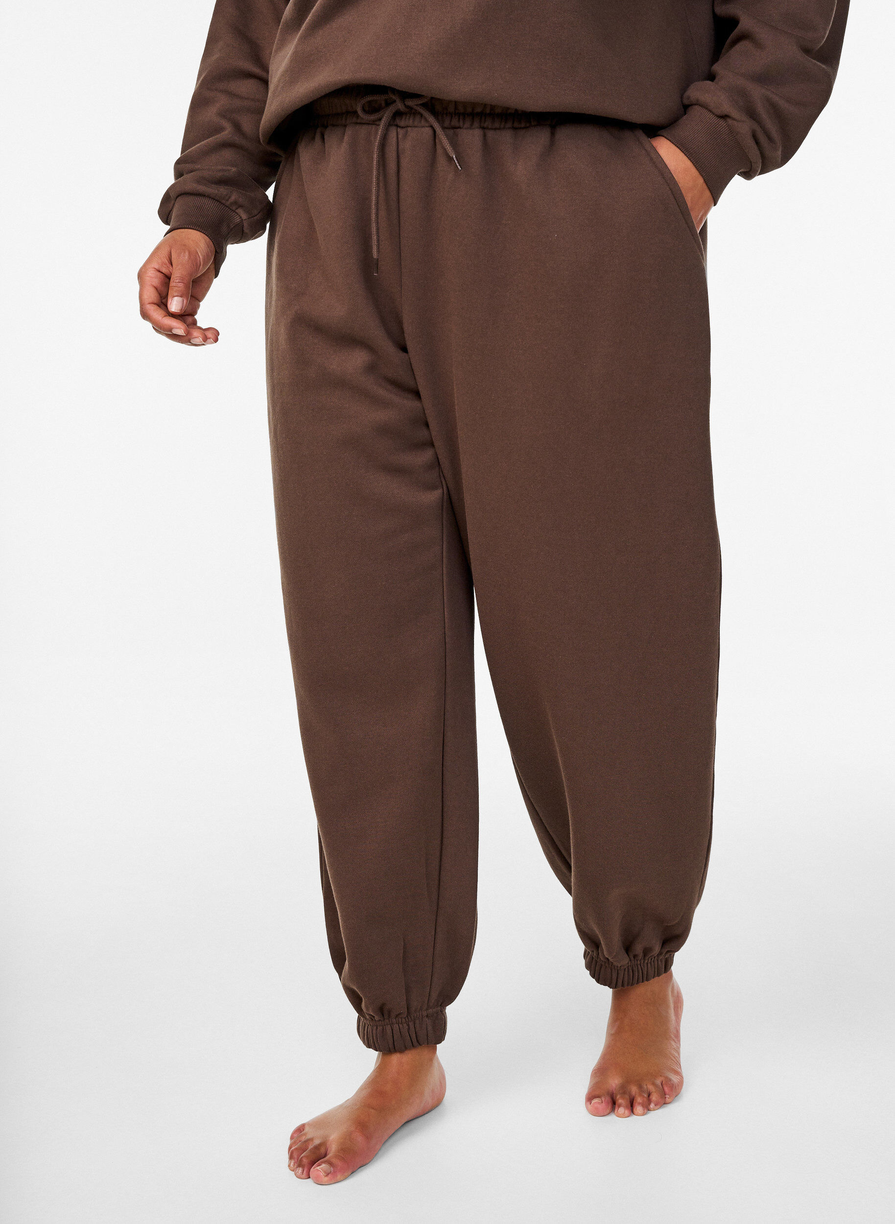 Zizzi High-waist joggingbroek met zakken, Bruin, Model image number 2