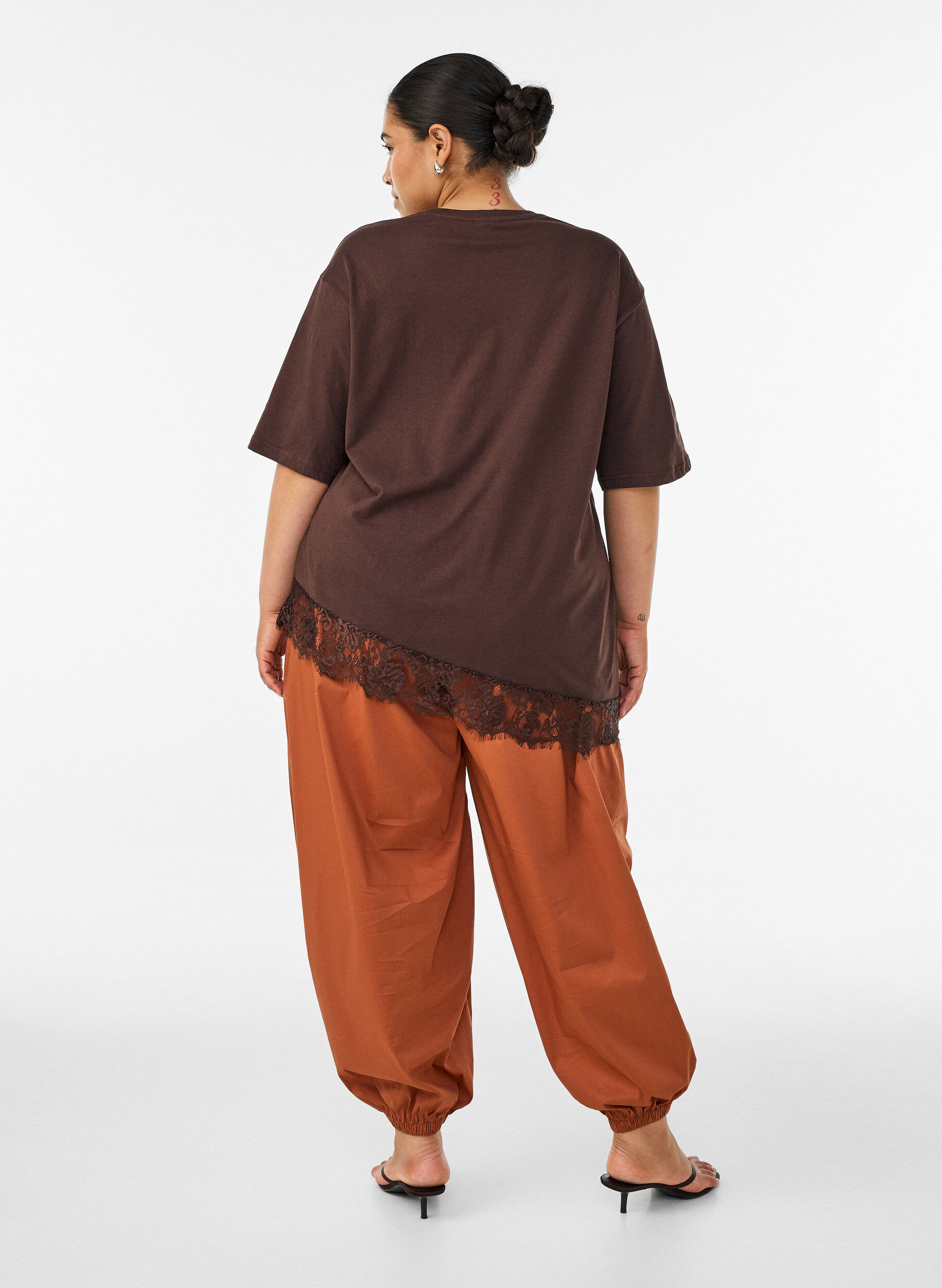 ZizziBallonbroek met zakken en een elastische tailleband, Bruin, Model image number 1