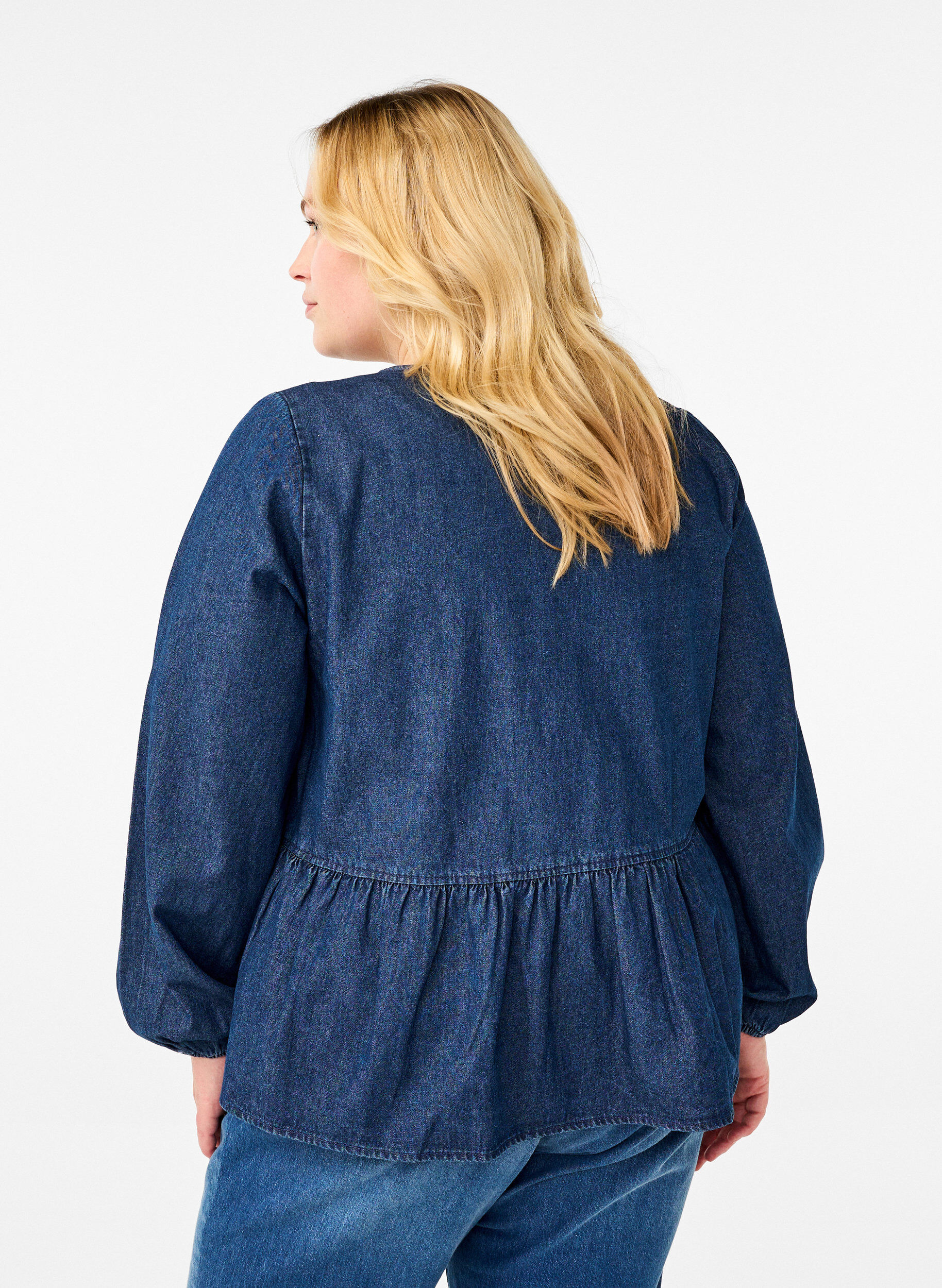 Zizzi Peplum blouse van denim met striksluiting, Blauw, Model image number 2