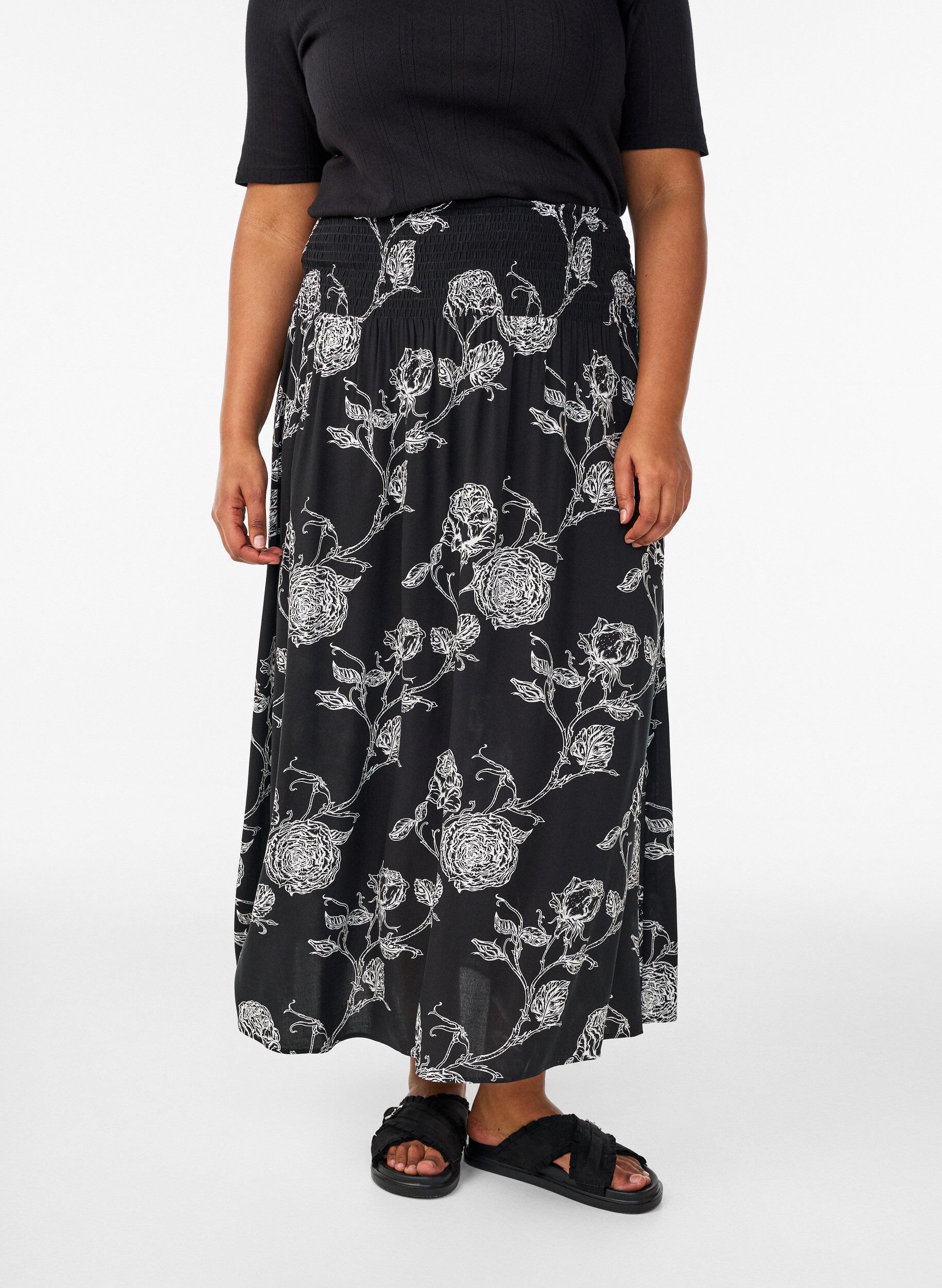 Zizzi Viscose maxi-rok met smock, Zwart, Model image number 2
