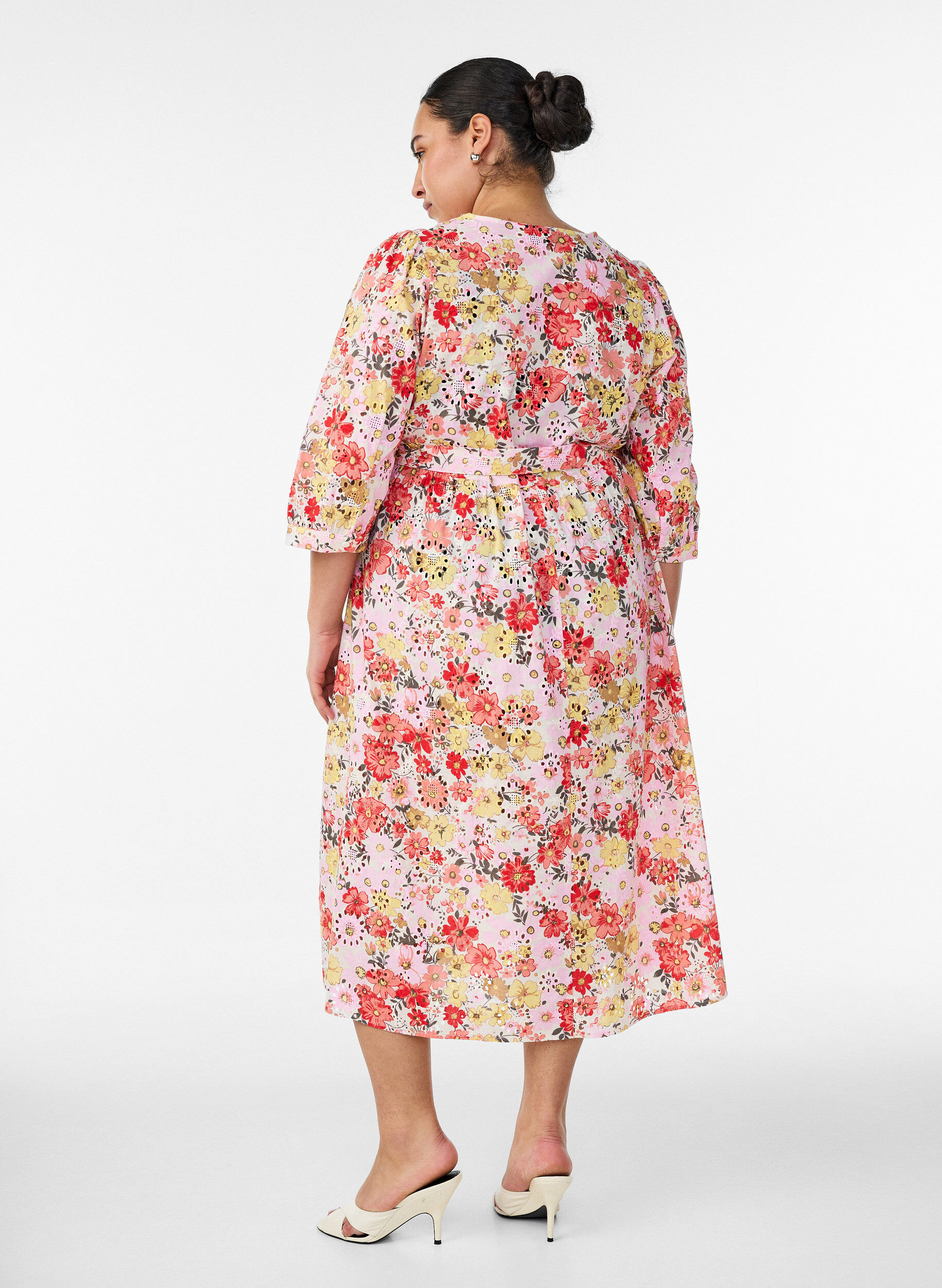 ZizziBloemen midi-jurk met broderie anglaise en een strikriem, Roze, Model image number 1