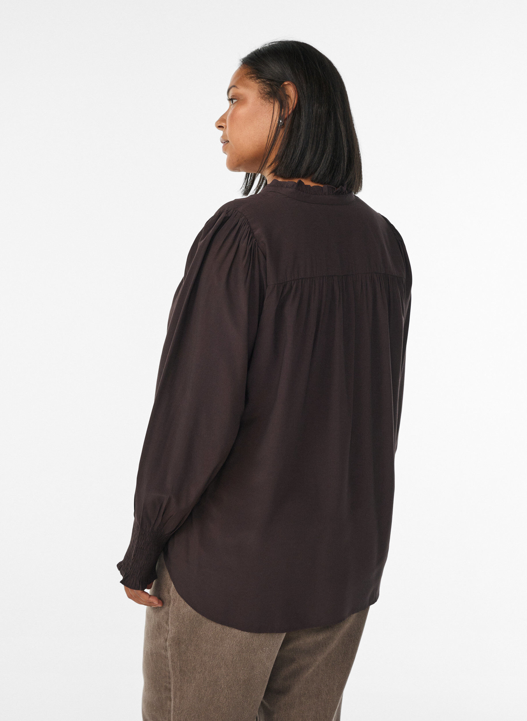 Zizzi Blouse met ruches kraag en plooien, Bruin, Model image number 2