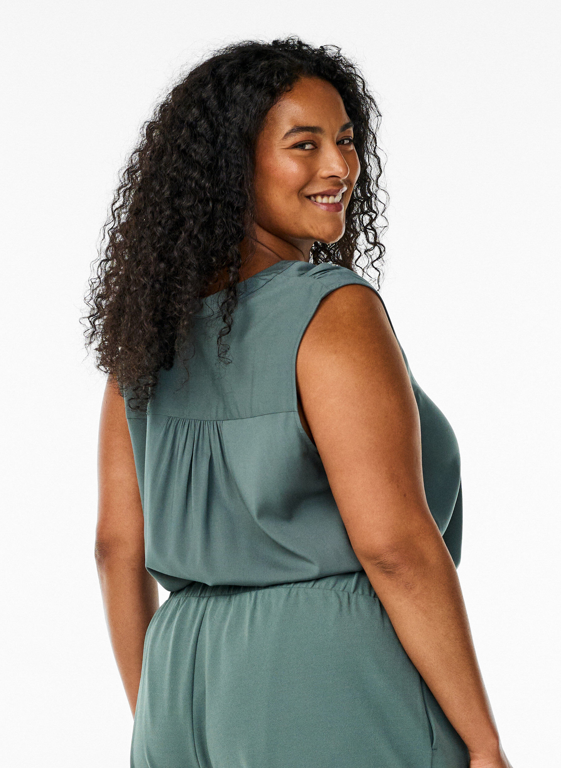 Zizzi FLASH - Mouwloze viscose blouse, Groen, Model image number 2