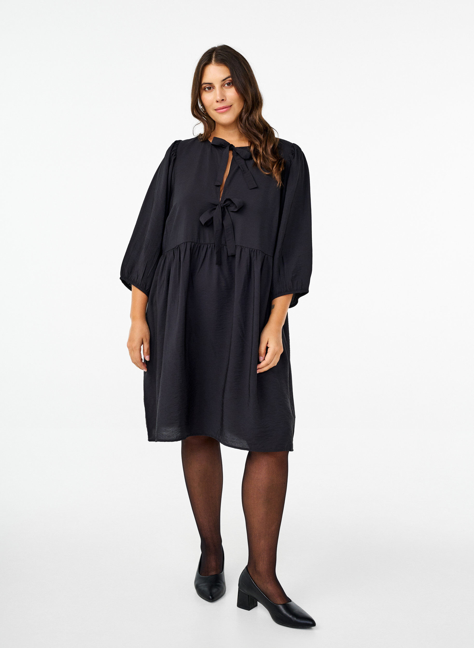 Zizzi Jurk met strikken en 3/4 mouwen, Black, Model image number 2