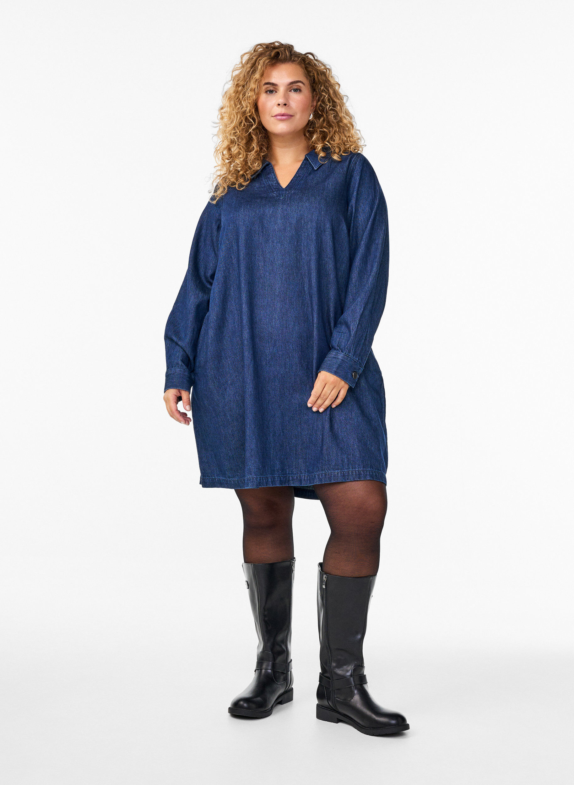 Zizzi Korte denim jurk met een V-hals en kraag, Blauw, Model image number 1