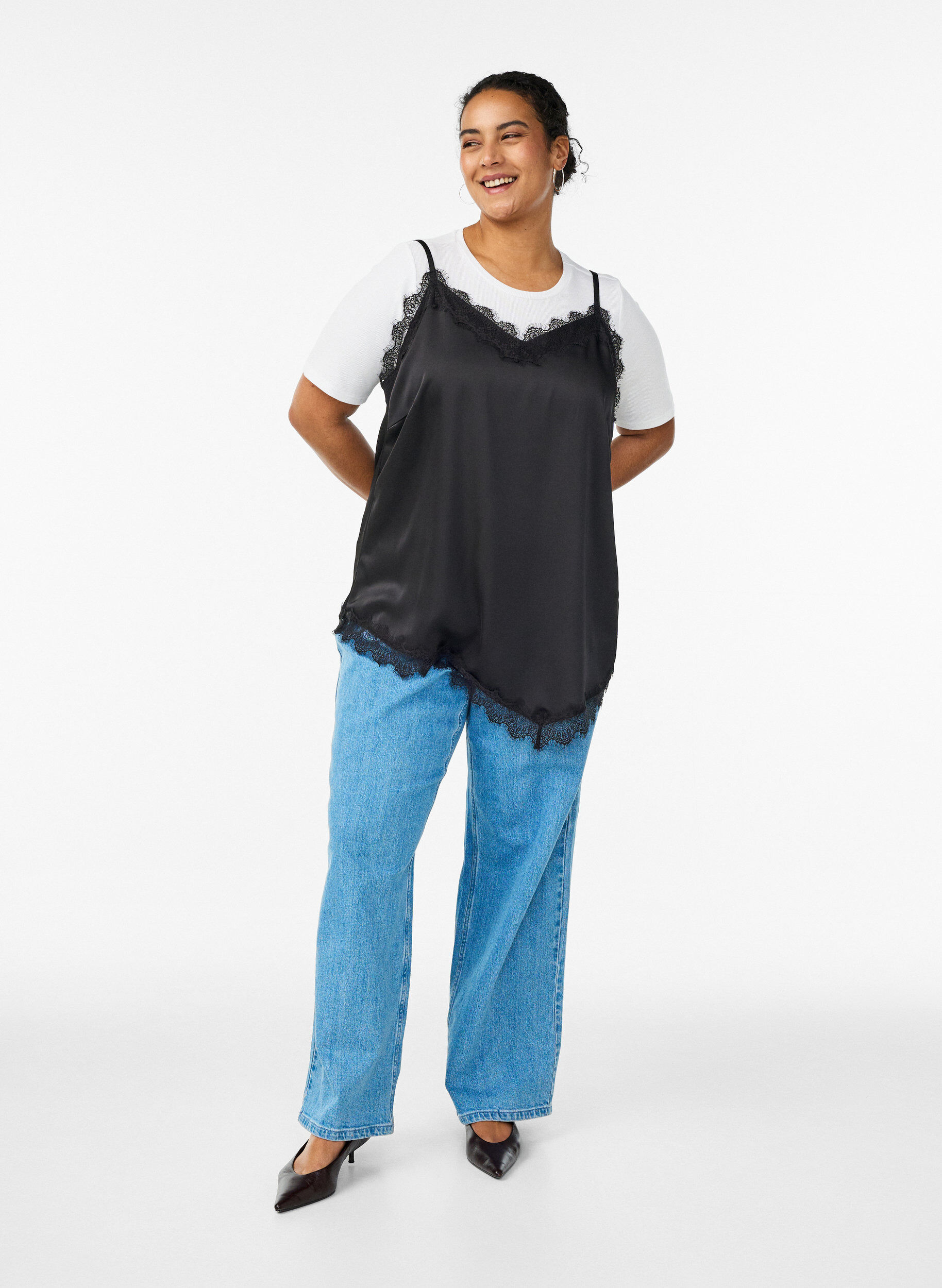 Zizzi Satijnen top met kanten afwerking en asymmetrische zoom, Zwart, Model image number 1