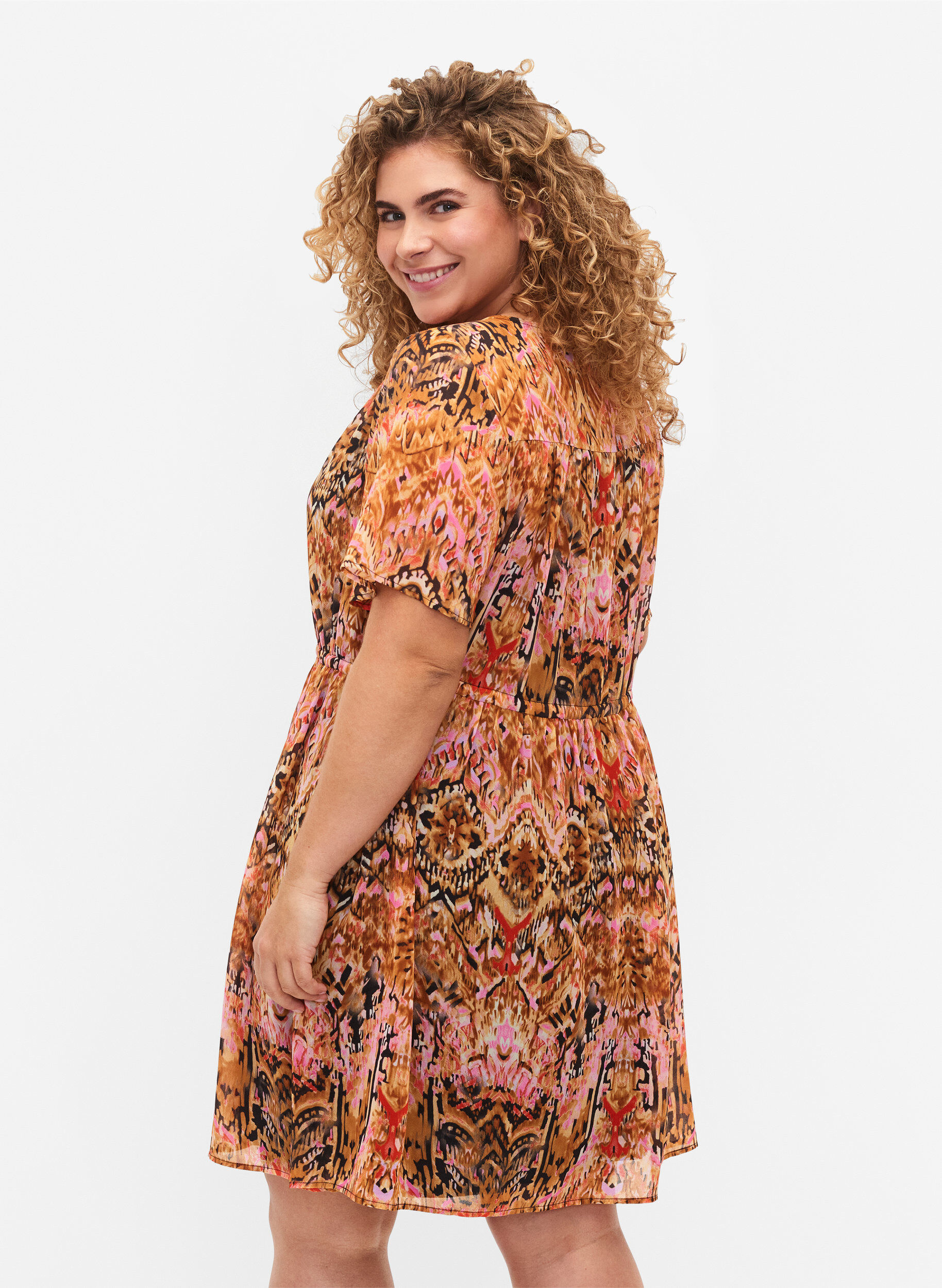 Zizzi Korte jurk met V-hals en print, Colorful Ethnic, Model image number 1