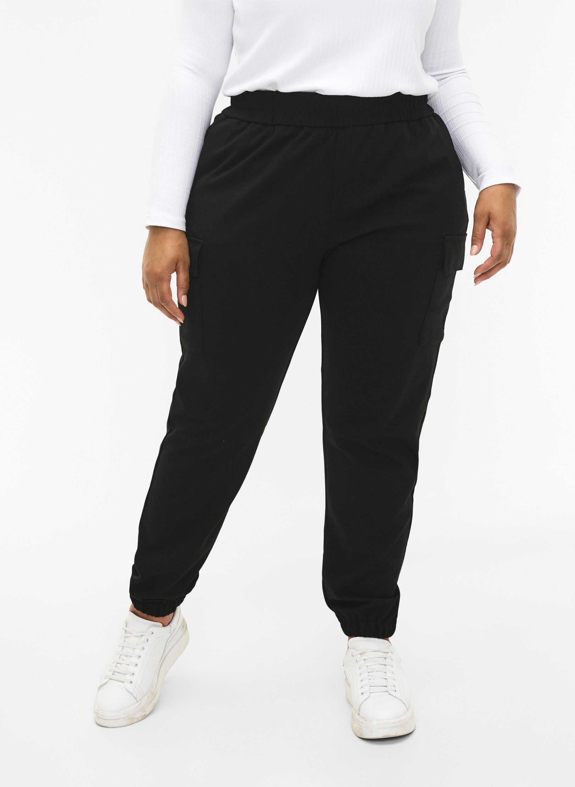 Zizzi Cargo broek met elastische taille, Black, Model image number 2