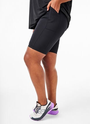 Aansluitende korte broek met hoge taille en zakken, Black, Model image number 0