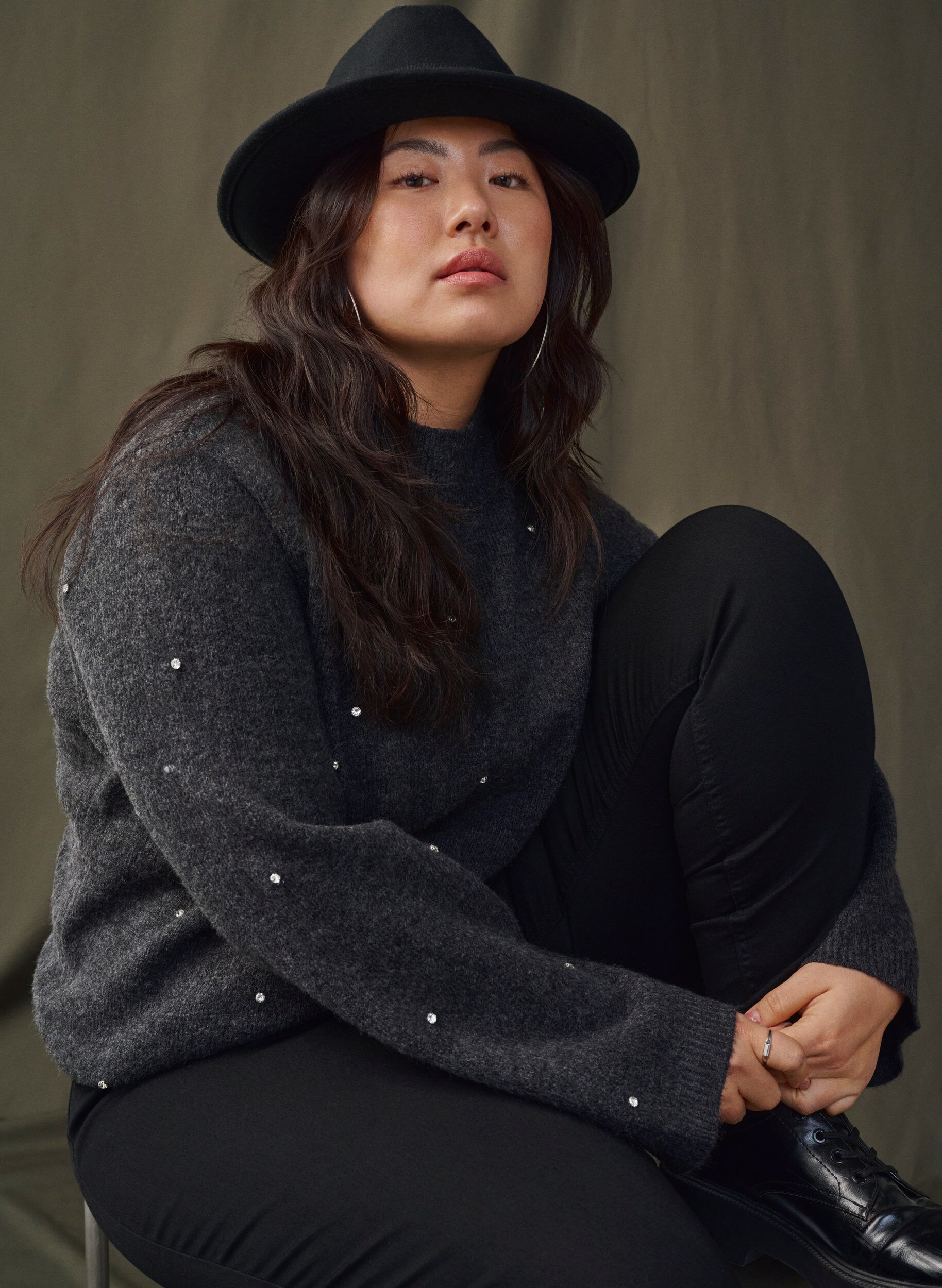 Zizzi Gebreide blouse met bergkristallen en een hoge halslijn, Dark Grey Melange, Image image number 0