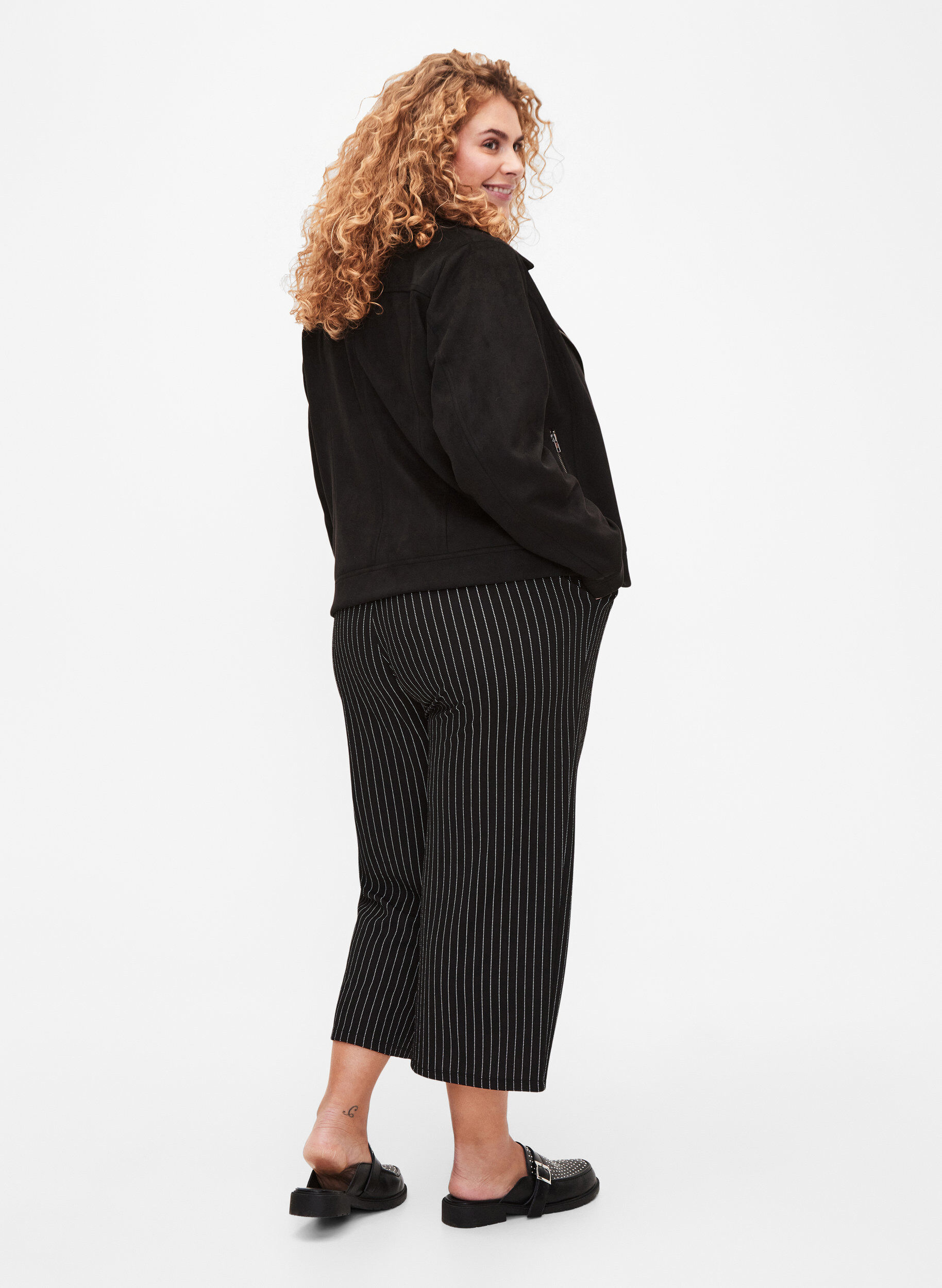 Zizzi Losse broek met 7/8 lengte, Zwart, Model image number 1