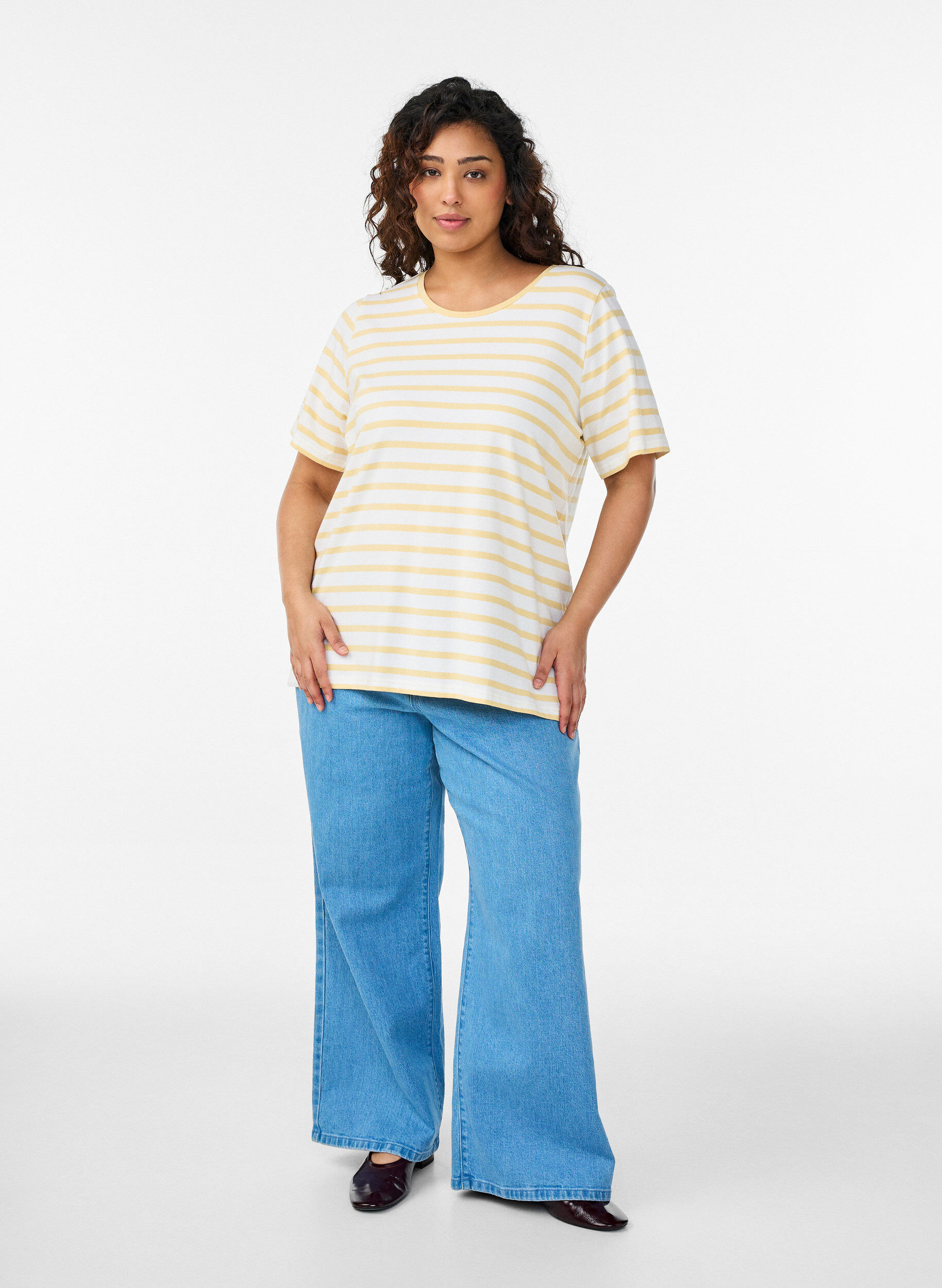 Zizzi Gestreept T-shirt van biologisch katoen, Geel, Model image number 1