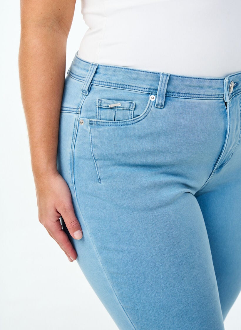 Gecropte Amy jeans met ritssluiting details, Blauw, Model image number 3