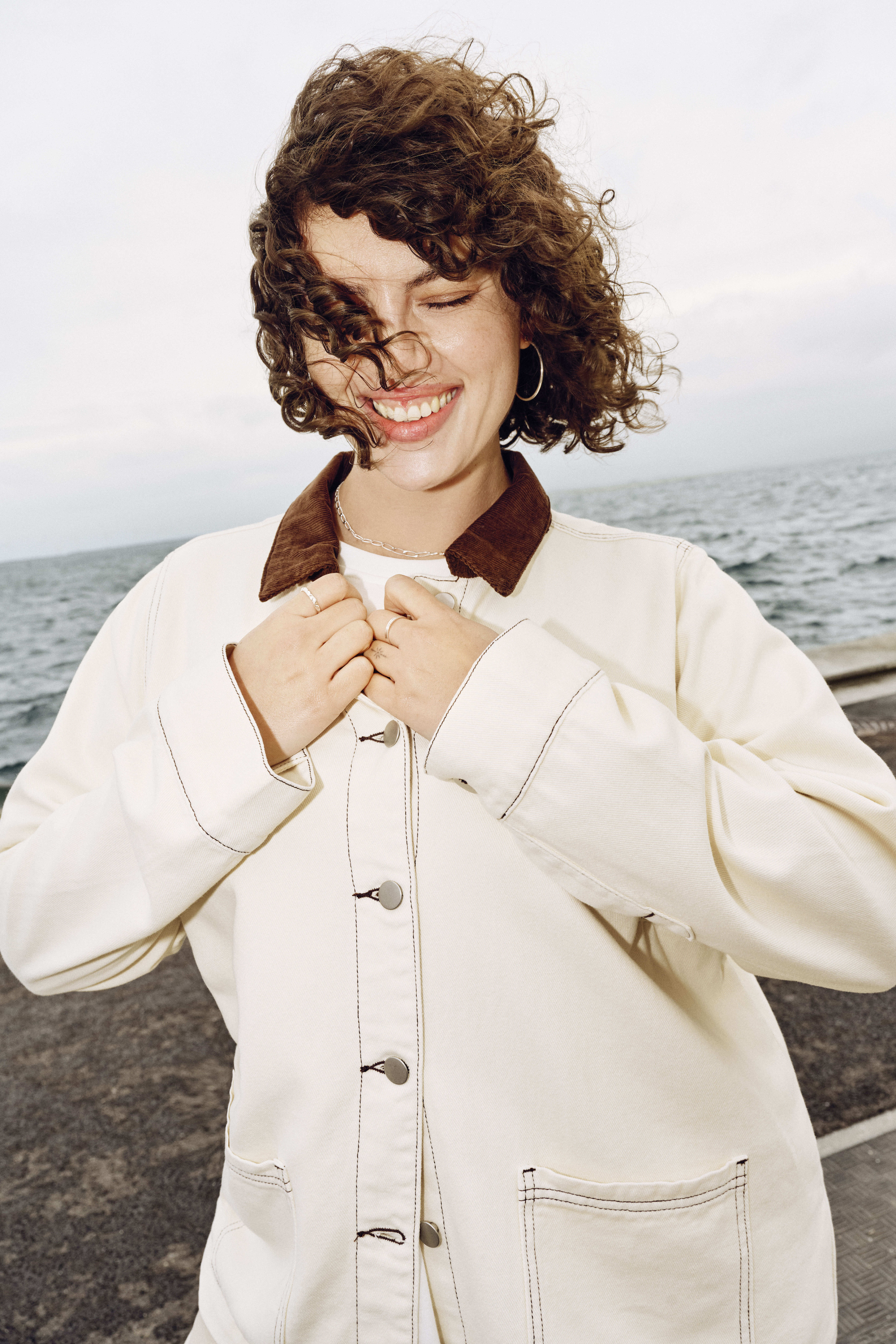 Zizzi Gekleurde denim jas met contrasterende kraag, , Model