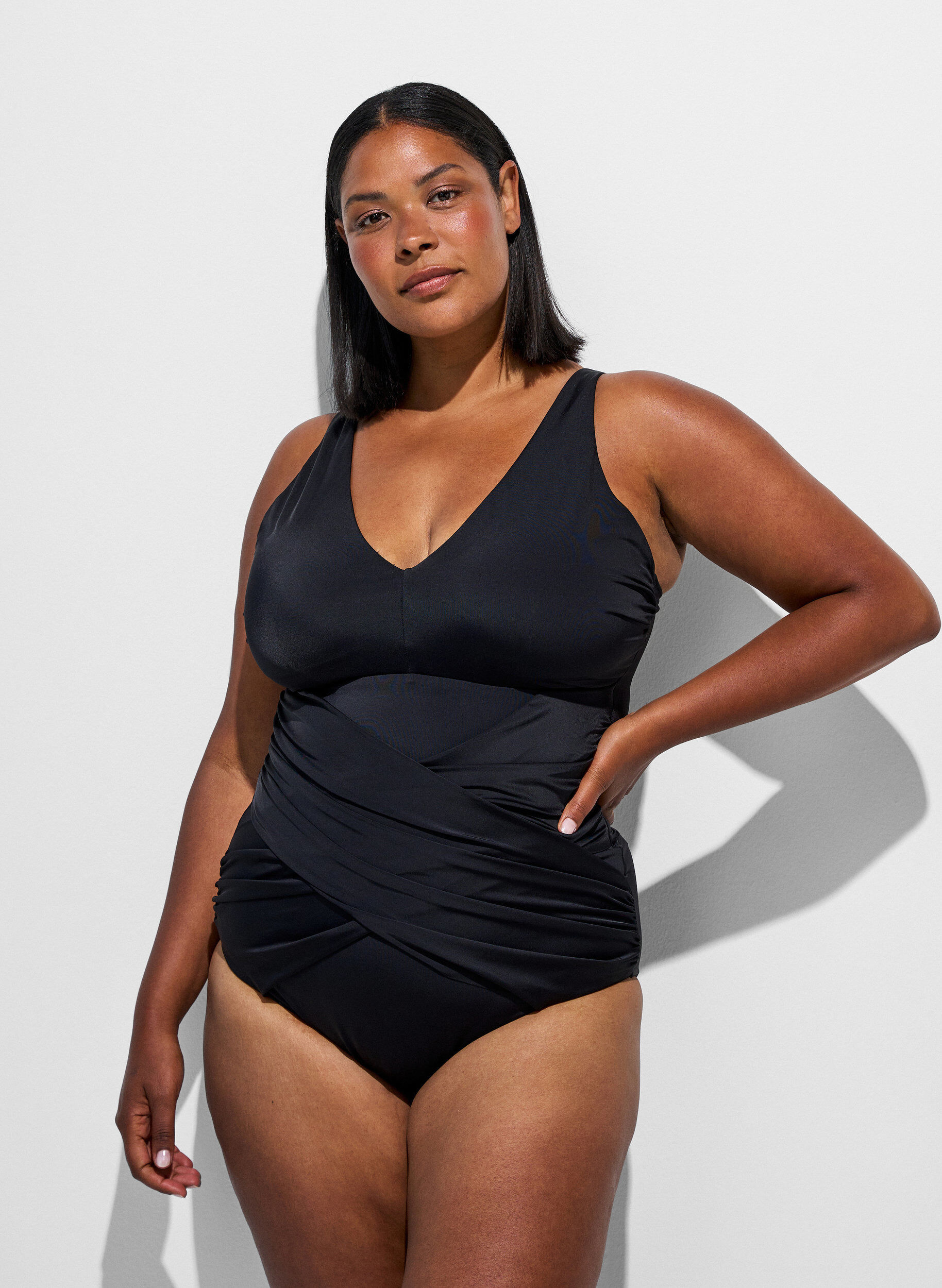 Badpak met gedrapeerd kruisdetaillering, Zwart, Model