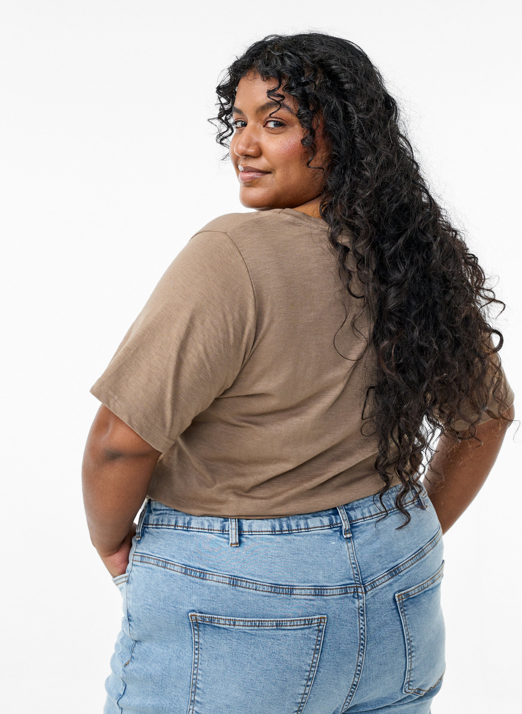 Zizzi Basic t-shirt met korte mouwen en V-hals, Bruin, Model image number 2