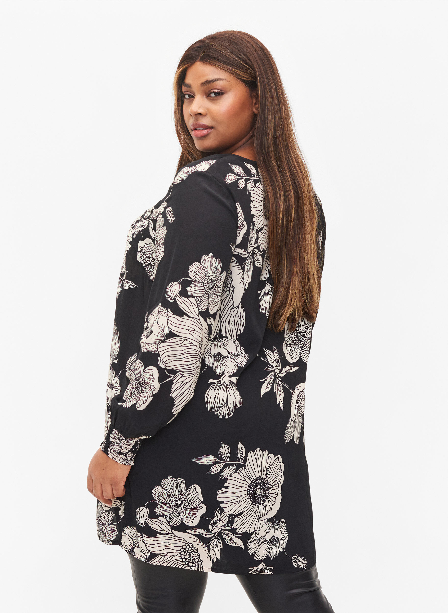 Zizzi Lang gebloemd viscose shirt, Black White AOP, Model image number 1