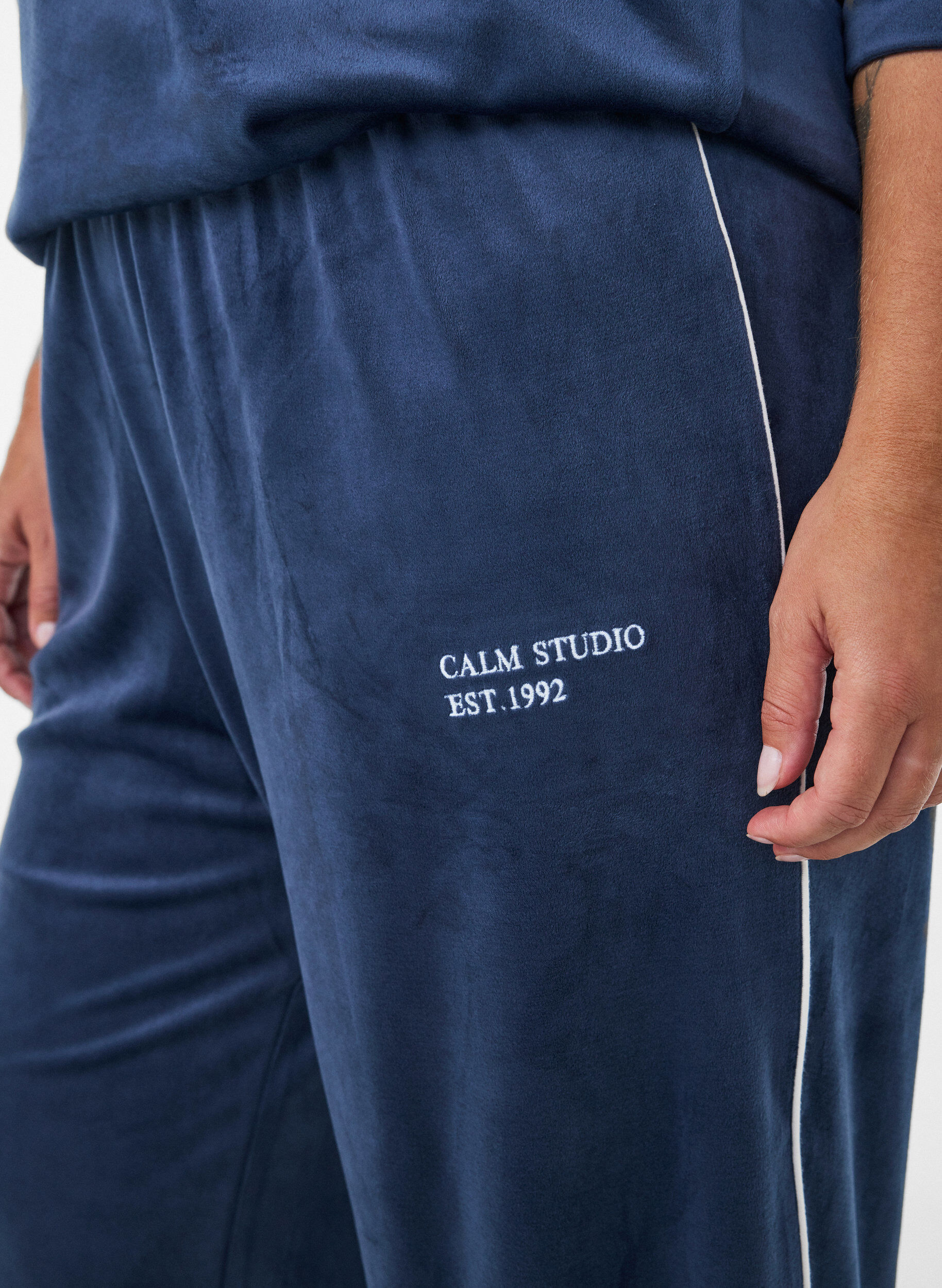 ZizziVeloursbroek met contrasterende biezen, Blauw, Model image number 2