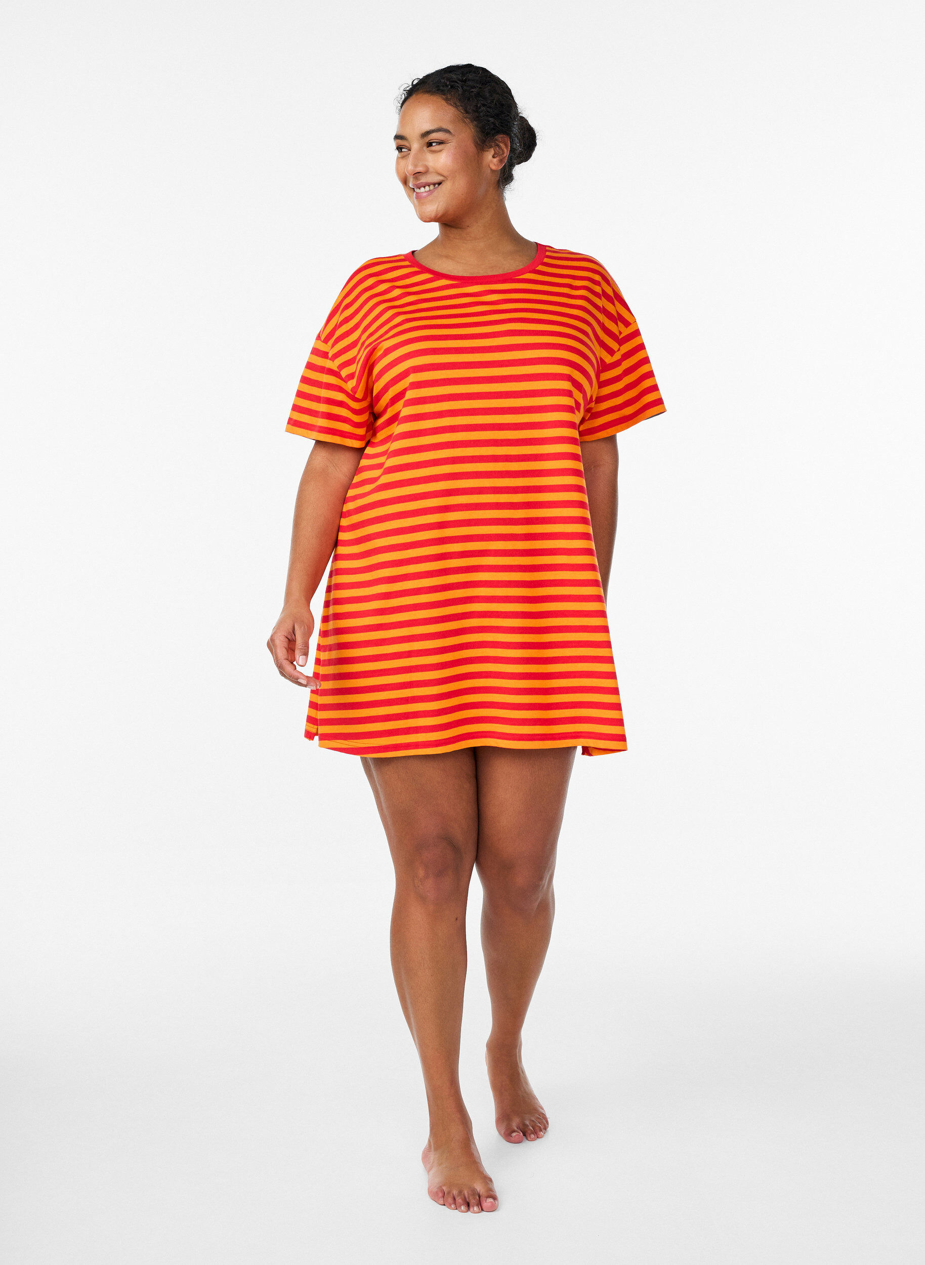 Zizzi Lang gestreept nacht T-shirt, Rood, Model image number 1