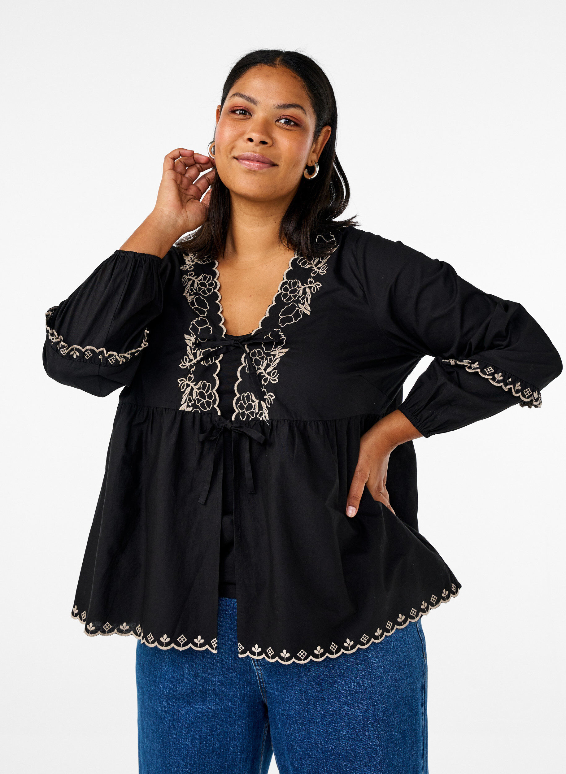 Zizzi Blouse met open voorkant en geborduurde details, Zwart, Model image number 0