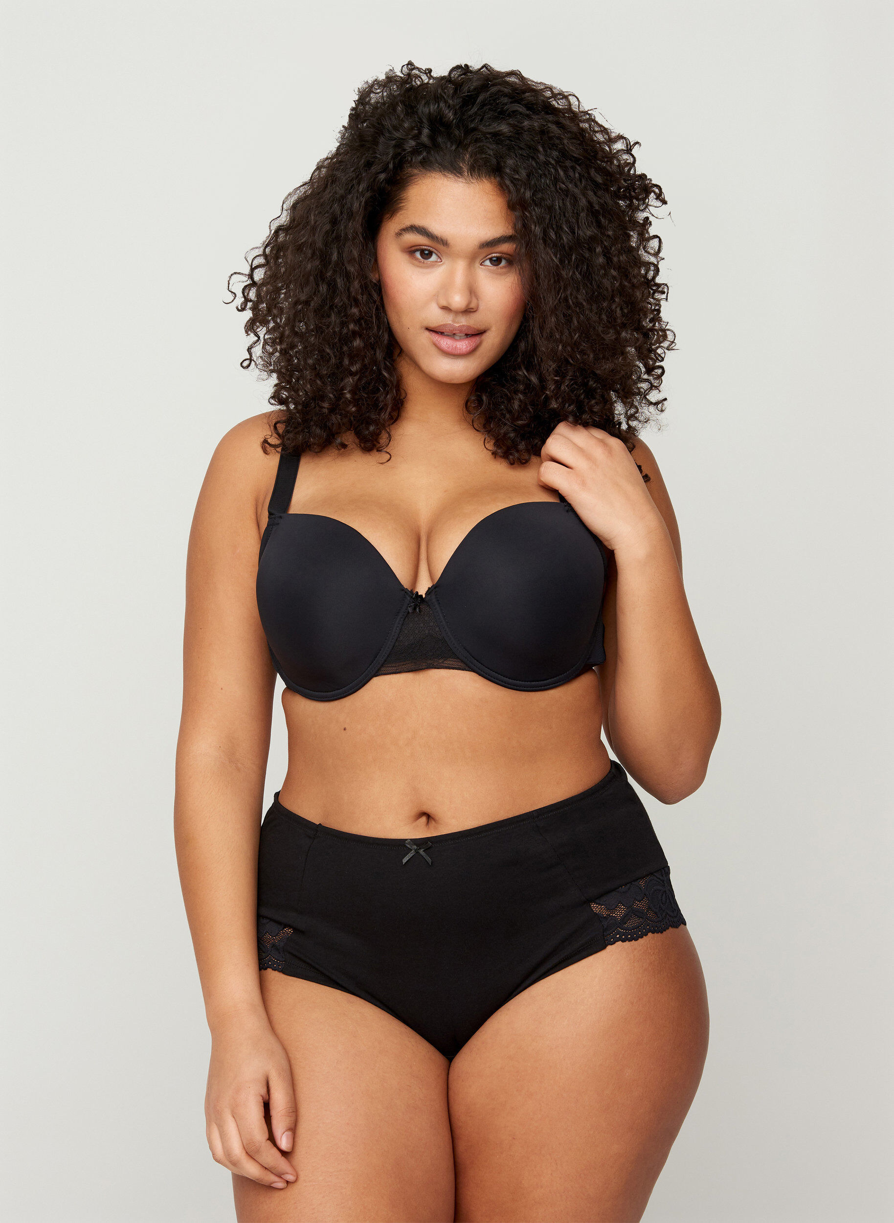 Zizzi Set van 3 hipster slips met kanten rand, Zwart, Model image number 1