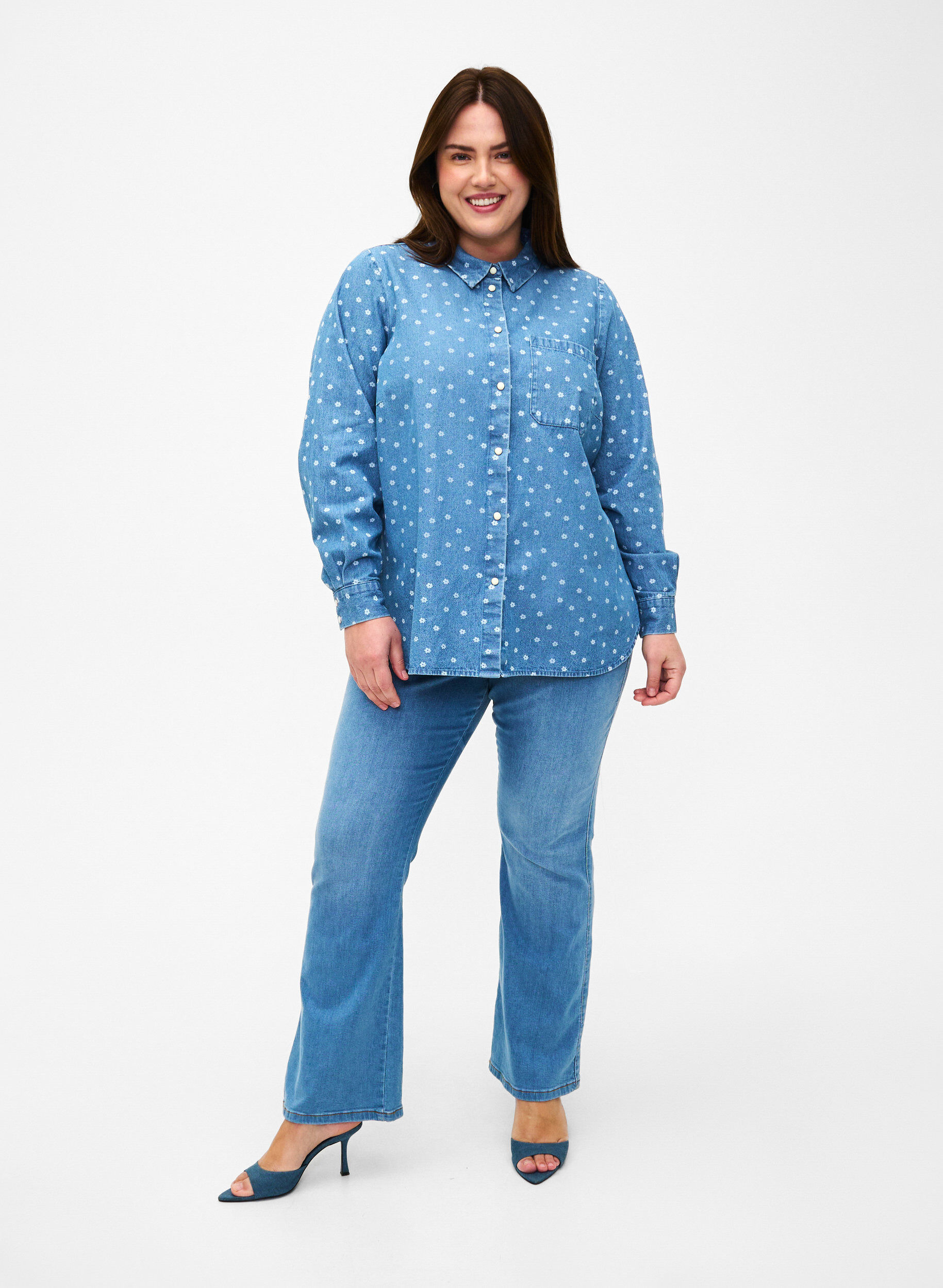 Zizzi Gebloemd denim overhemd met borstzak, Light Blue w.Flowers, Model image number 2