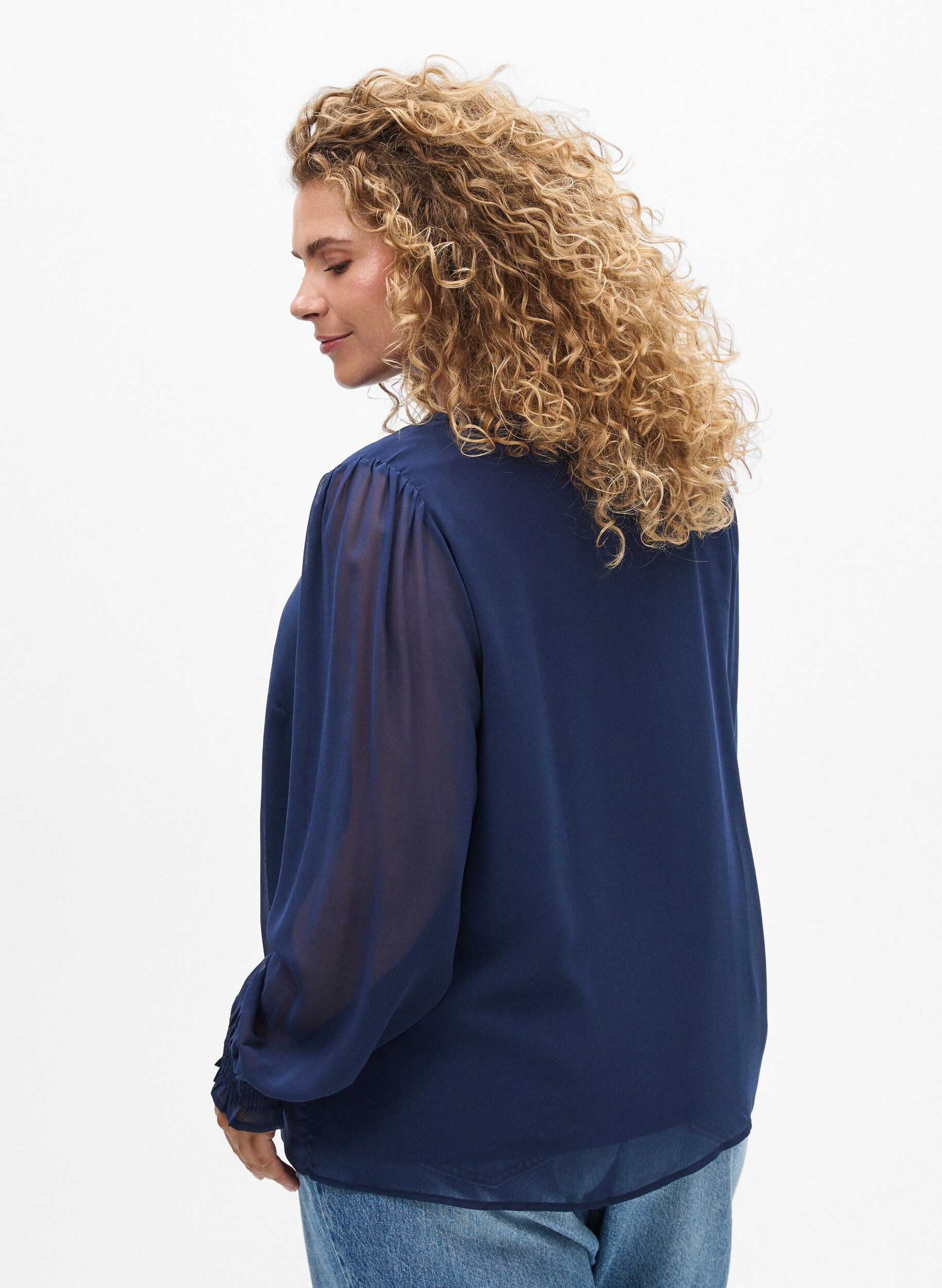 Zizzi Blouse met doorschijnende mouwen en smockdetails, Blauw, Model image number 2