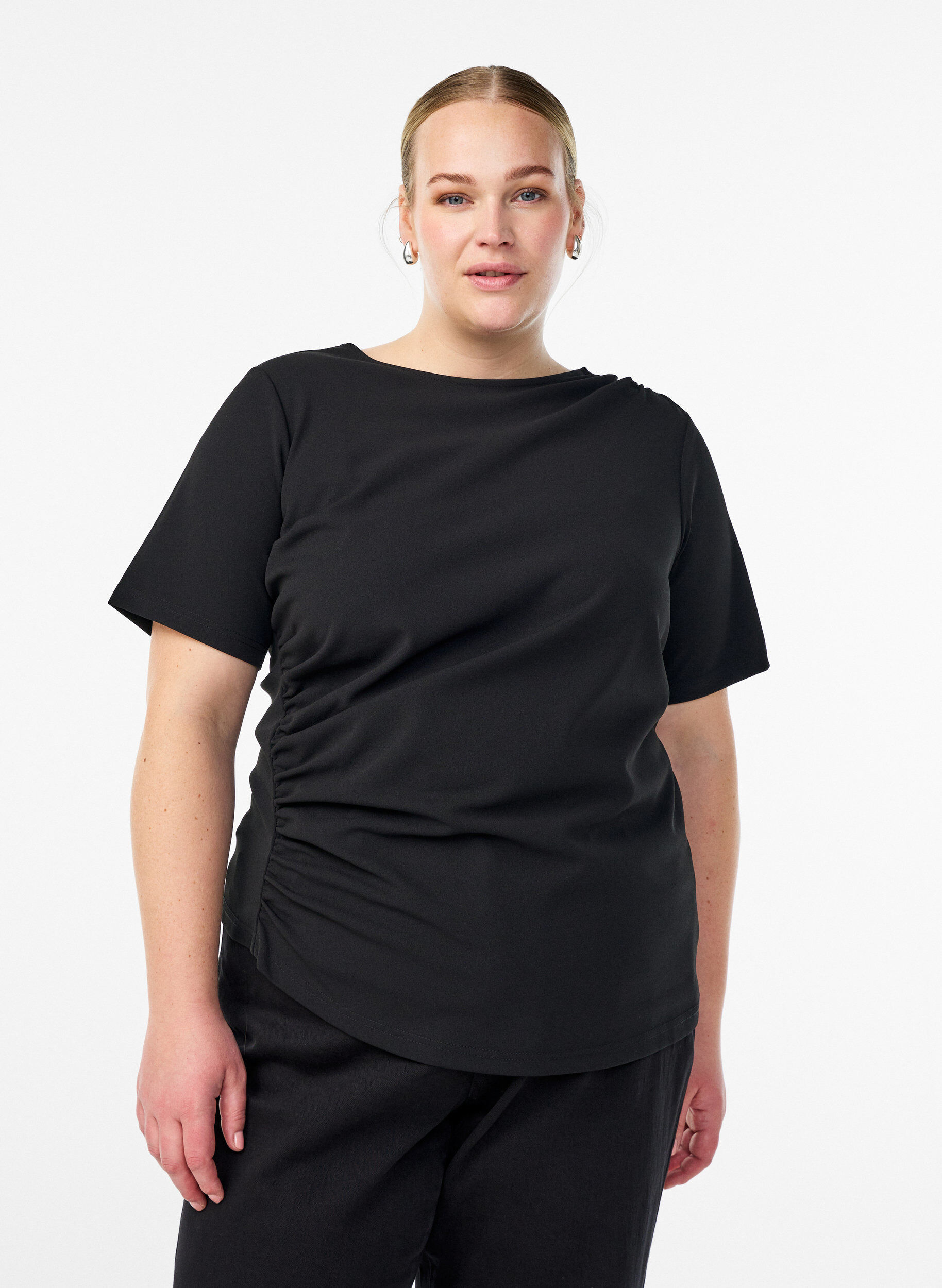 Blouse met korte mouwen en ruches met een asymmetrische zoom, Zwart, Model